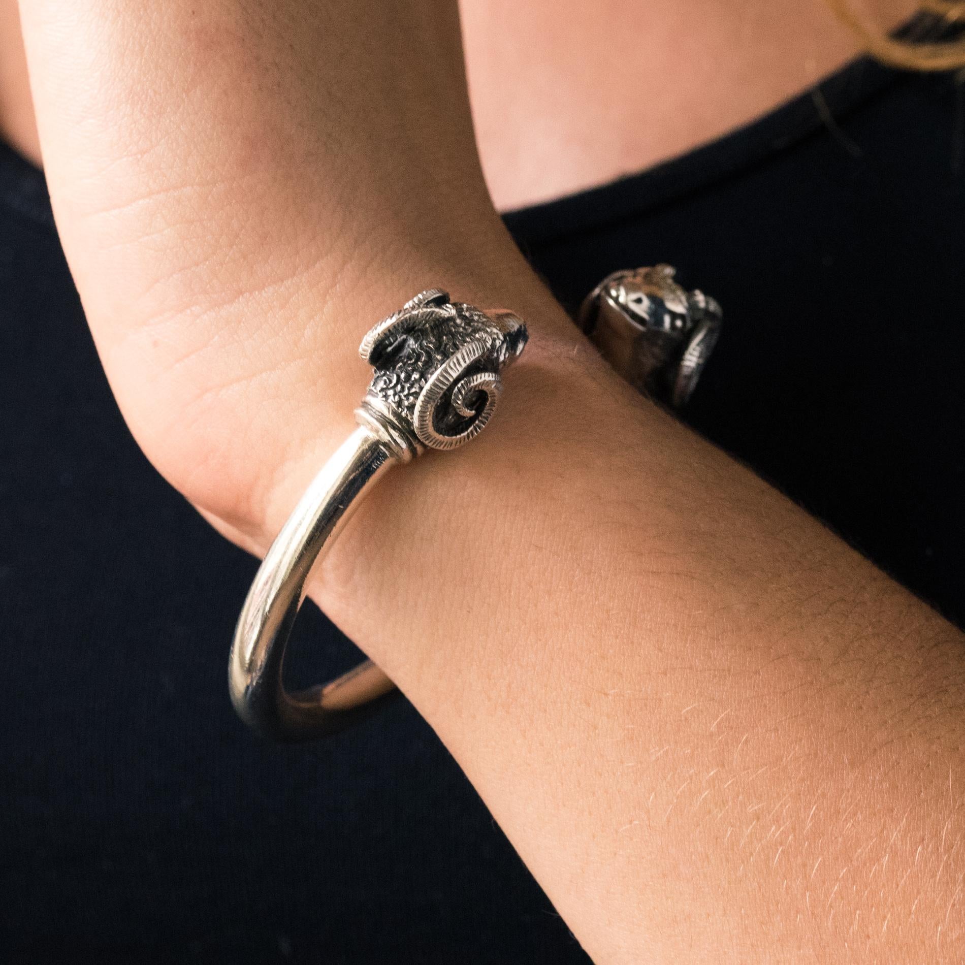 Bracelet in 925 thousandths silver, crab hallmark.
Massive, rigid and open, this magnificent vintage bracelet ends on the top with two rams heads, facing each other.
Inner circumference: about 14 cm, aperture: about 2.5 cm, wire thickness: 5.5 mm,