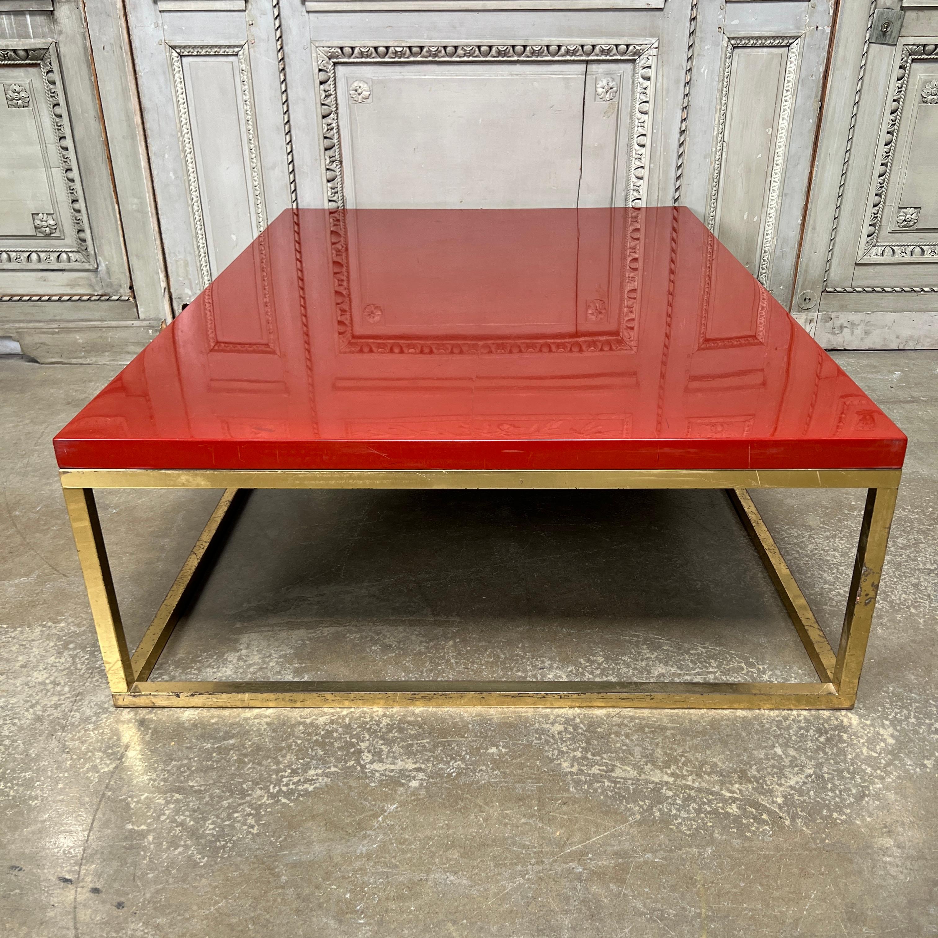 Mesa de centro francesa de los años 70, lacada en rojo y latón Francés en venta