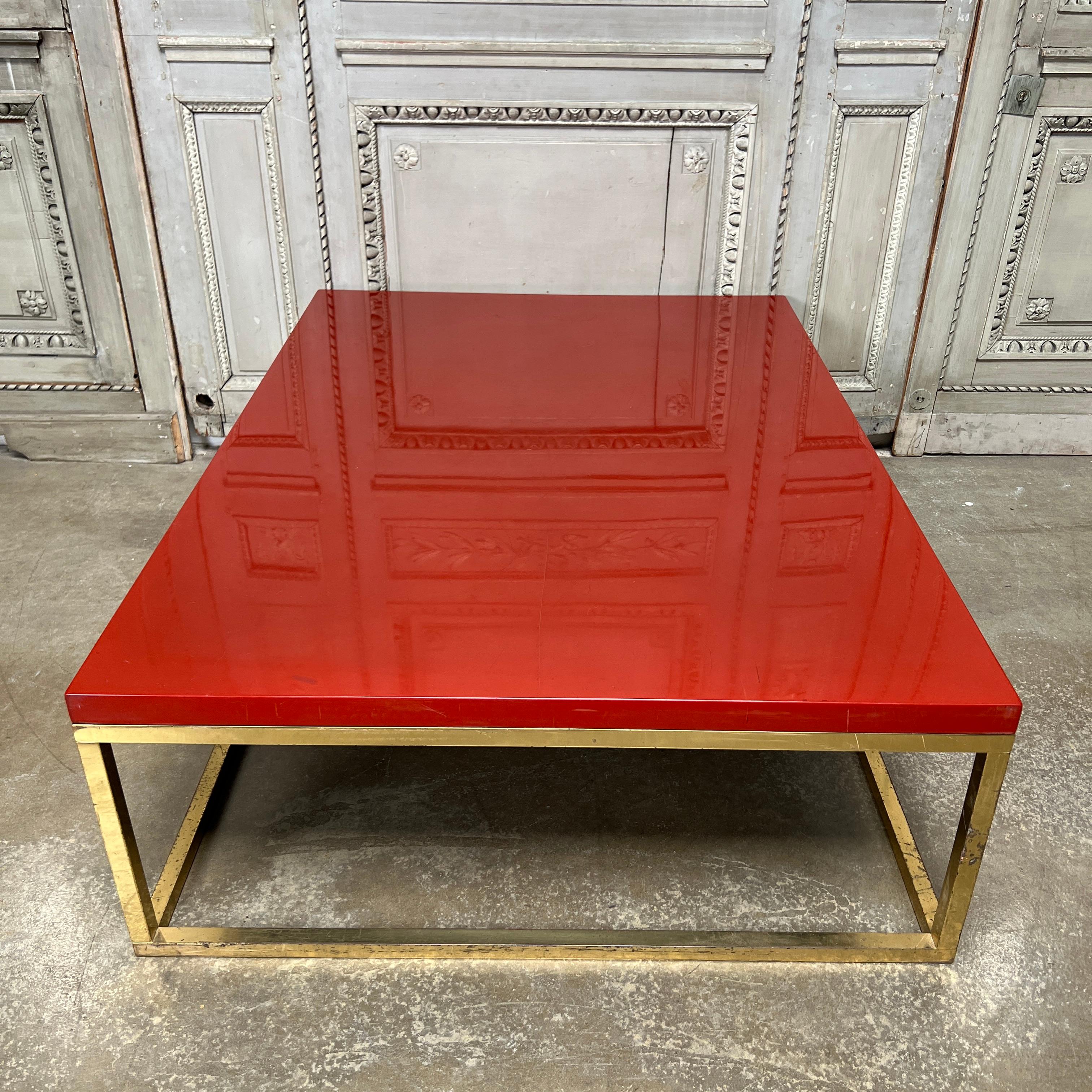 French 1970s Red Lacquer and Brass Coffee Table In Good Condition For Sale In Dallas, TX