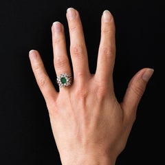 French 1970s Retro 0.95 Carat Emerald Diamond 18 Karat White Gold Daisy Ring