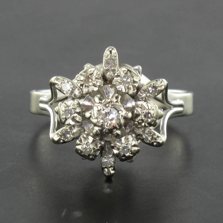 Ring in 18 carats white gold, eagle's head hallmark.
Lovely retro ring, his head represents a snowflake set with 13 diamonds. It is mounted and raised on gold threads.
Height: 14 mm, width: 12.8 mm, thickness: 11.3 mm, width of the ring at the base: