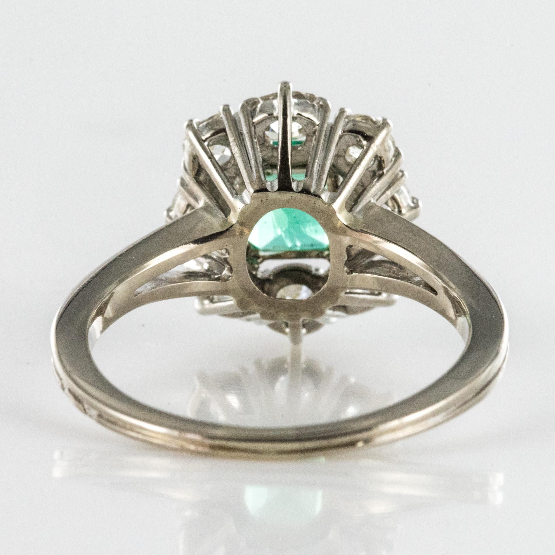 French 1970s Retro Emerald Diamond 18 Karat White Gold Daisy Ring 4