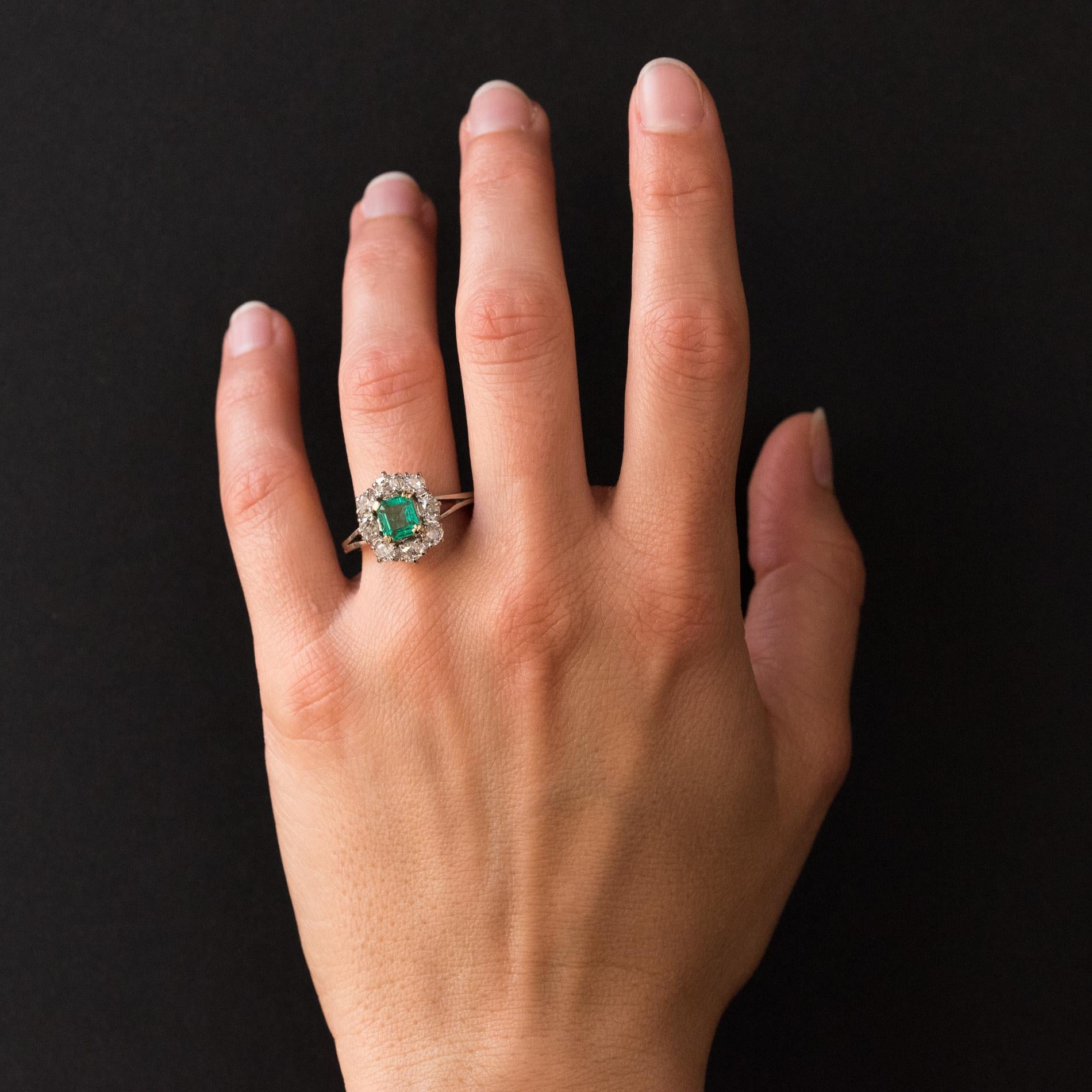 Ring in 18 karats white gold, eagle's head hallmark.
This splendid retro ring is adorned on its top thanks to 4 double claws, of an emerald surrounded by 8 antique-cut diamonds.
Total weight of the emerald: 0.93 carat approximately.
Total weight of