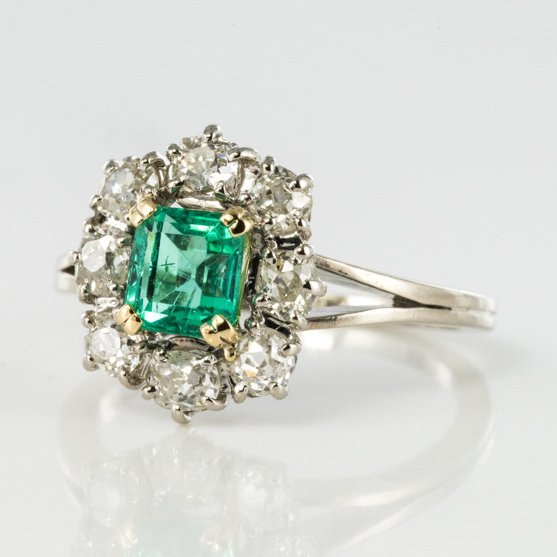 Women's French 1970s Retro Emerald Diamond 18 Karat White Gold Daisy Ring