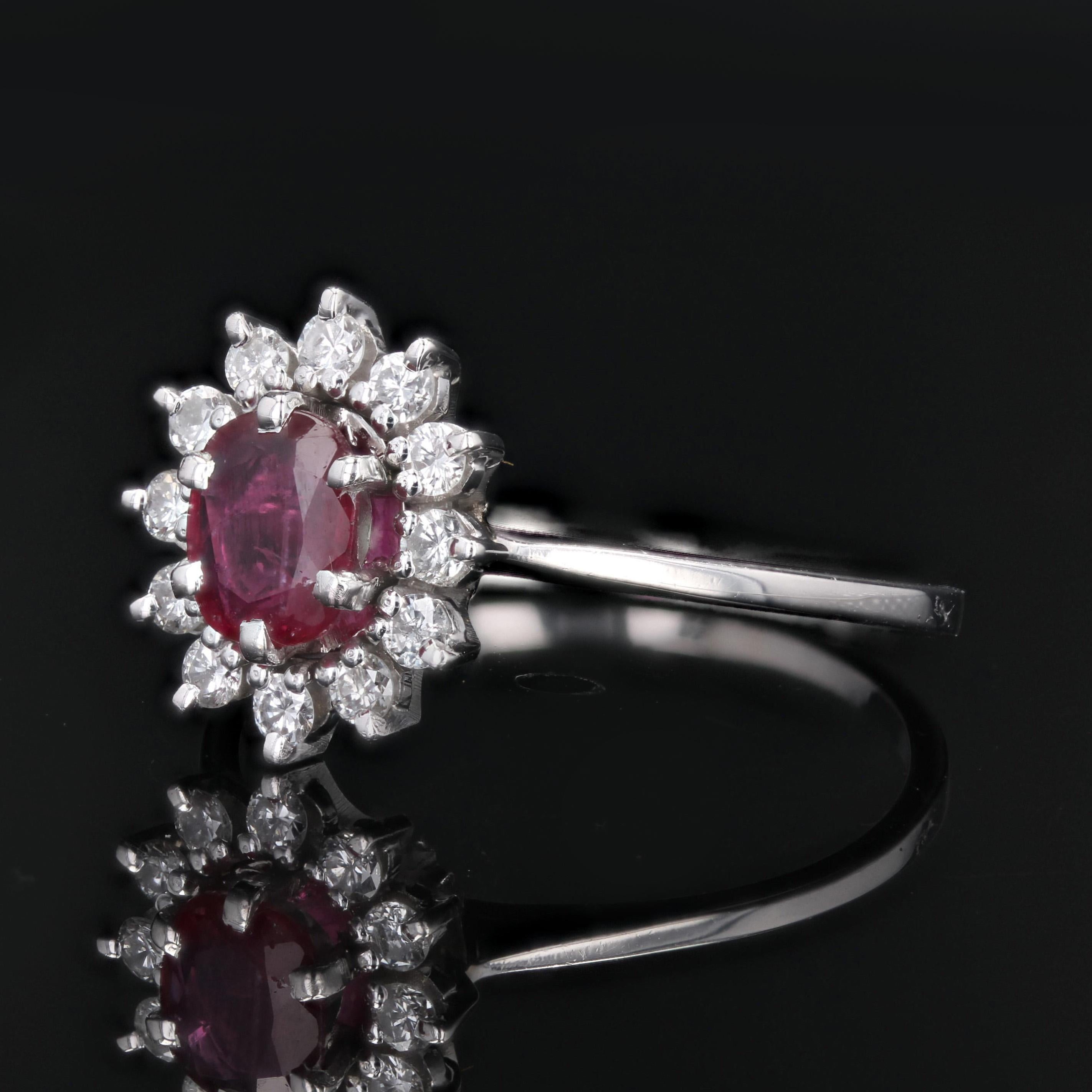 French 1970s Ruby White Sapphires 18 Karat White Gold Daisy Ring In Good Condition For Sale In Poitiers, FR