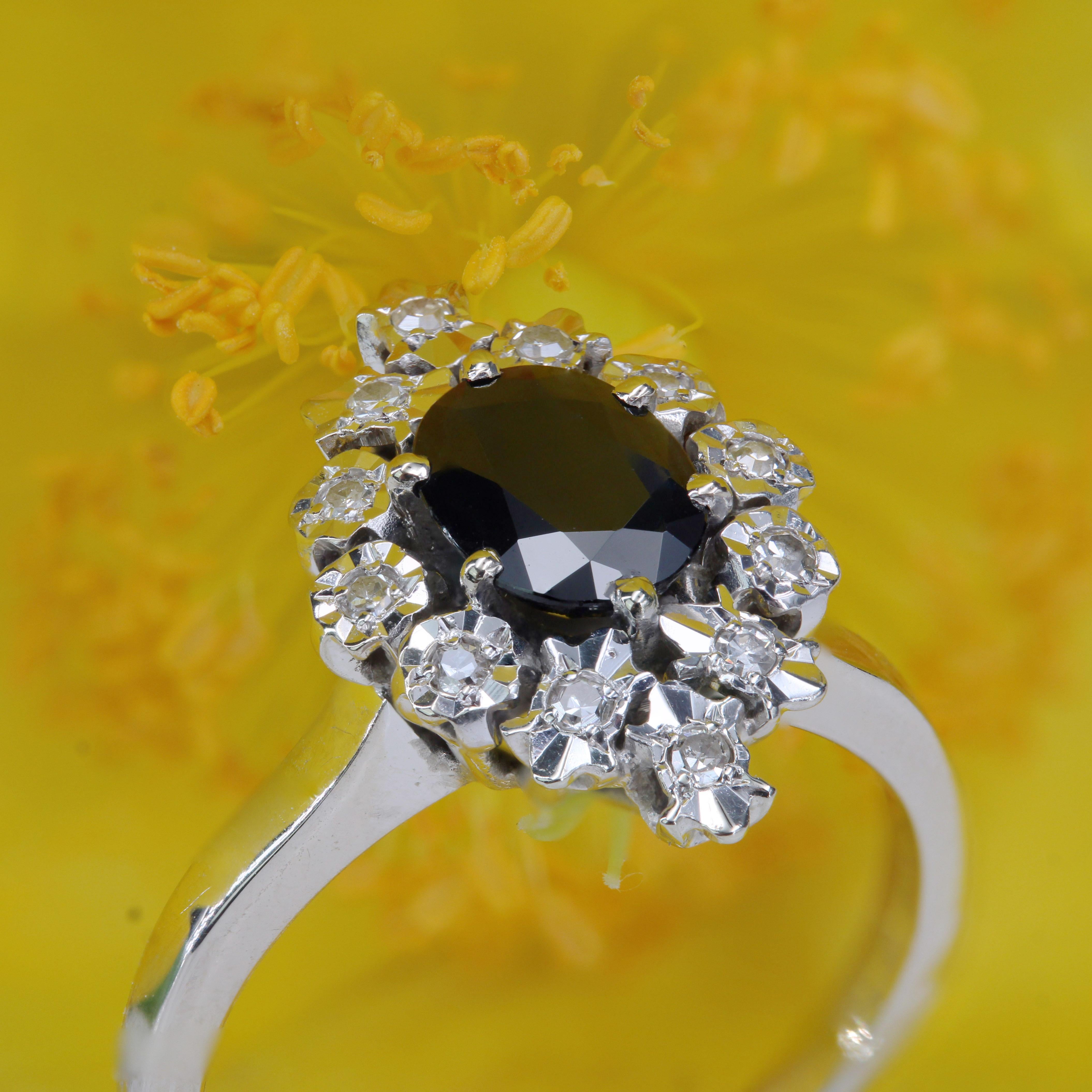 Anello francese degli anni '70 con zaffiro e diamanti in oro bianco 18 carati in vendita 7