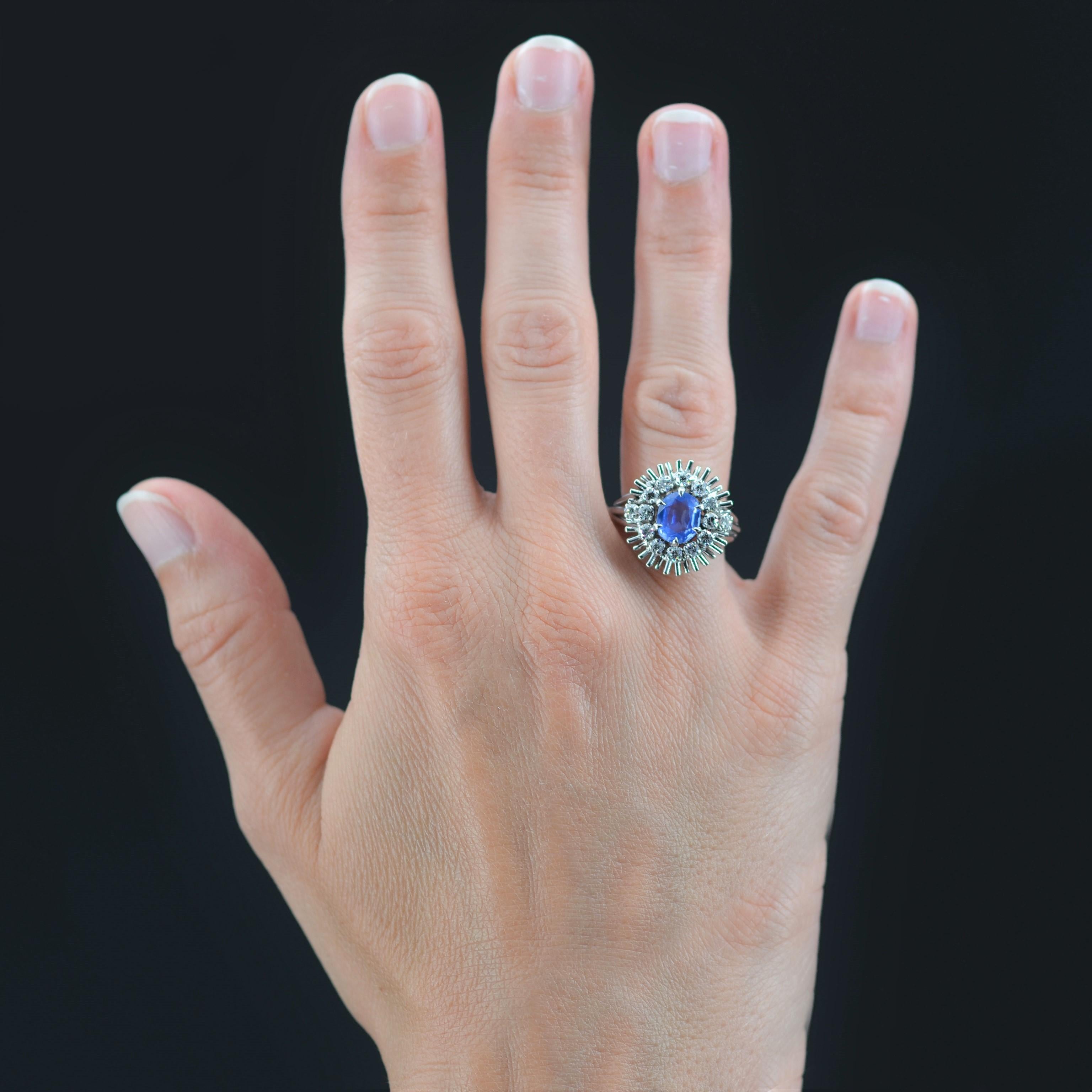 Ring in 18 karat white gold, and platinum, eagle head and dog head hallmarks.
Magnificent retro ring, it presents a mounting made of gold wire radiating which is decorated in its center of a cushion-cut sapphire in a surround of brilliant-cut