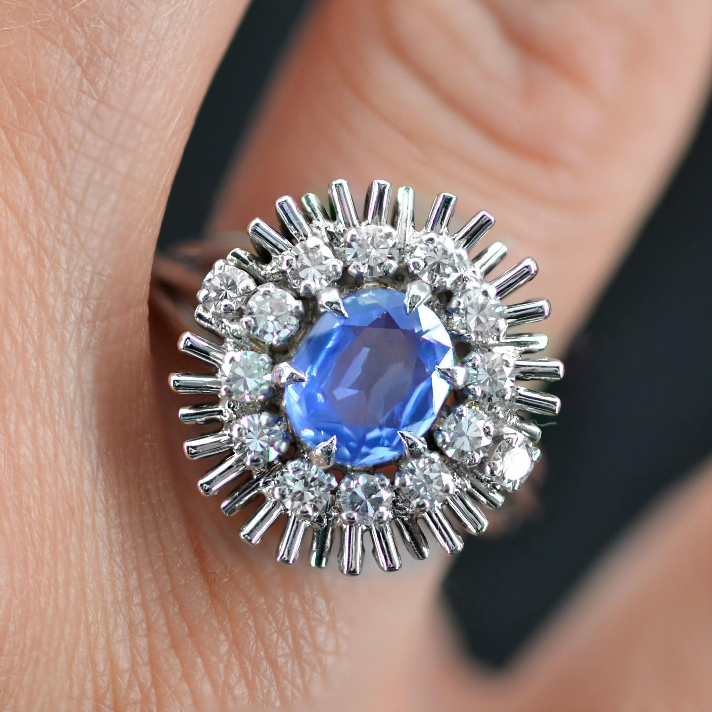 French 1970s Sapphire Diamonds 18 Karat White Gold Radiant Retro Ring In Good Condition In Poitiers, FR