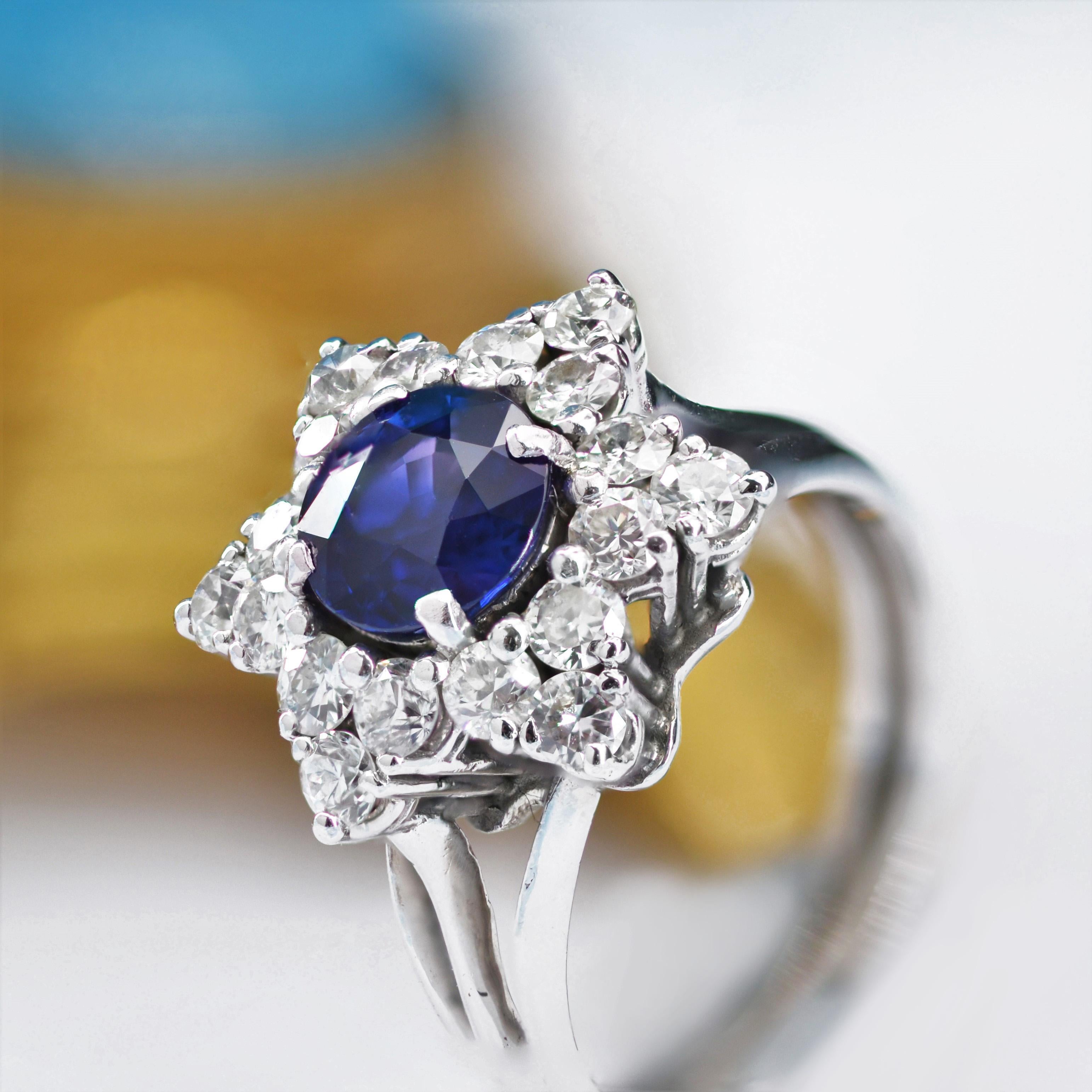 French 1970s Sapphire Diamonds 18 Karat White Gold Snowflake Ring For Sale 1
