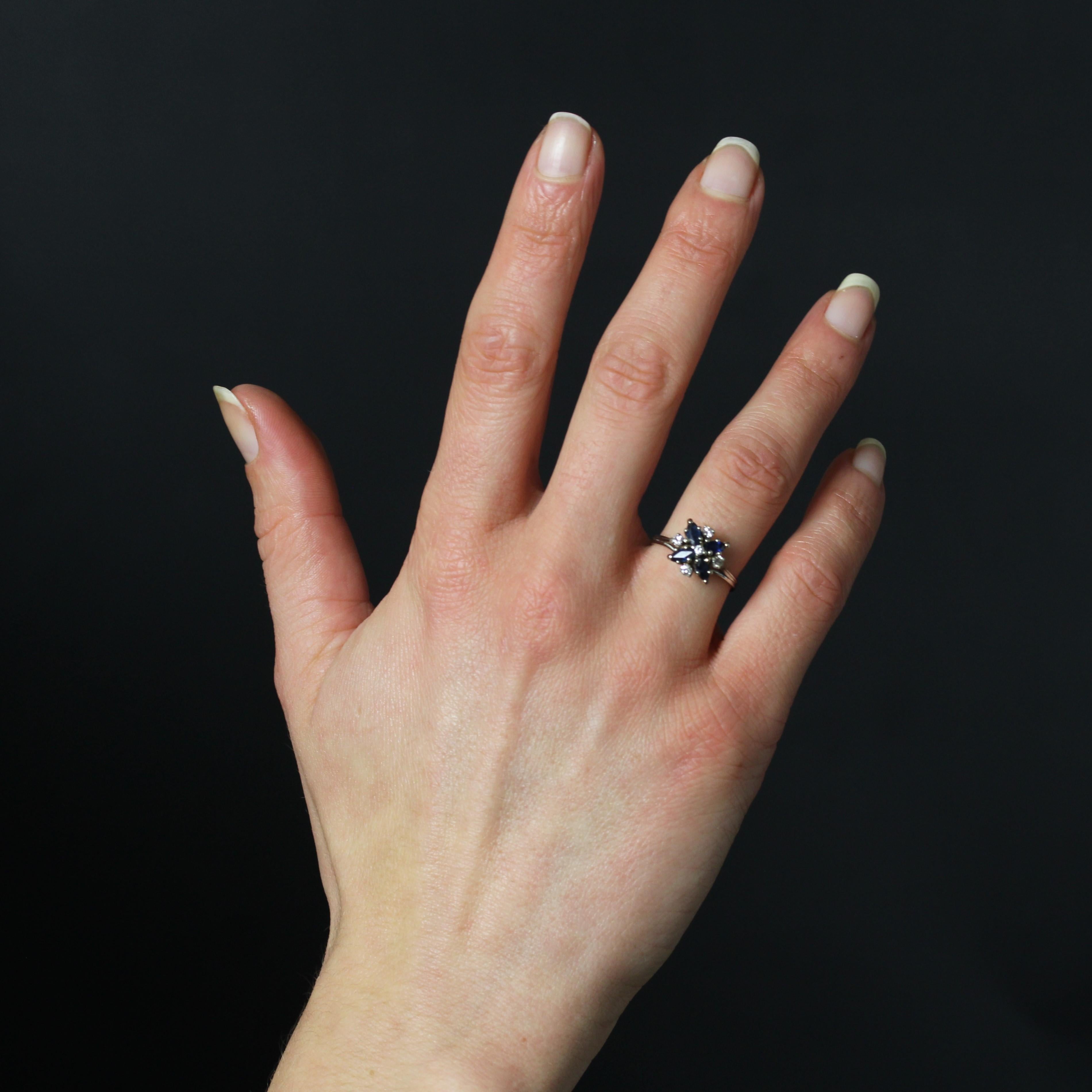 Taglio marquise Anello francese anni '70 con zaffiri e diamanti in oro bianco 18 carati con fiocco di neve in vendita