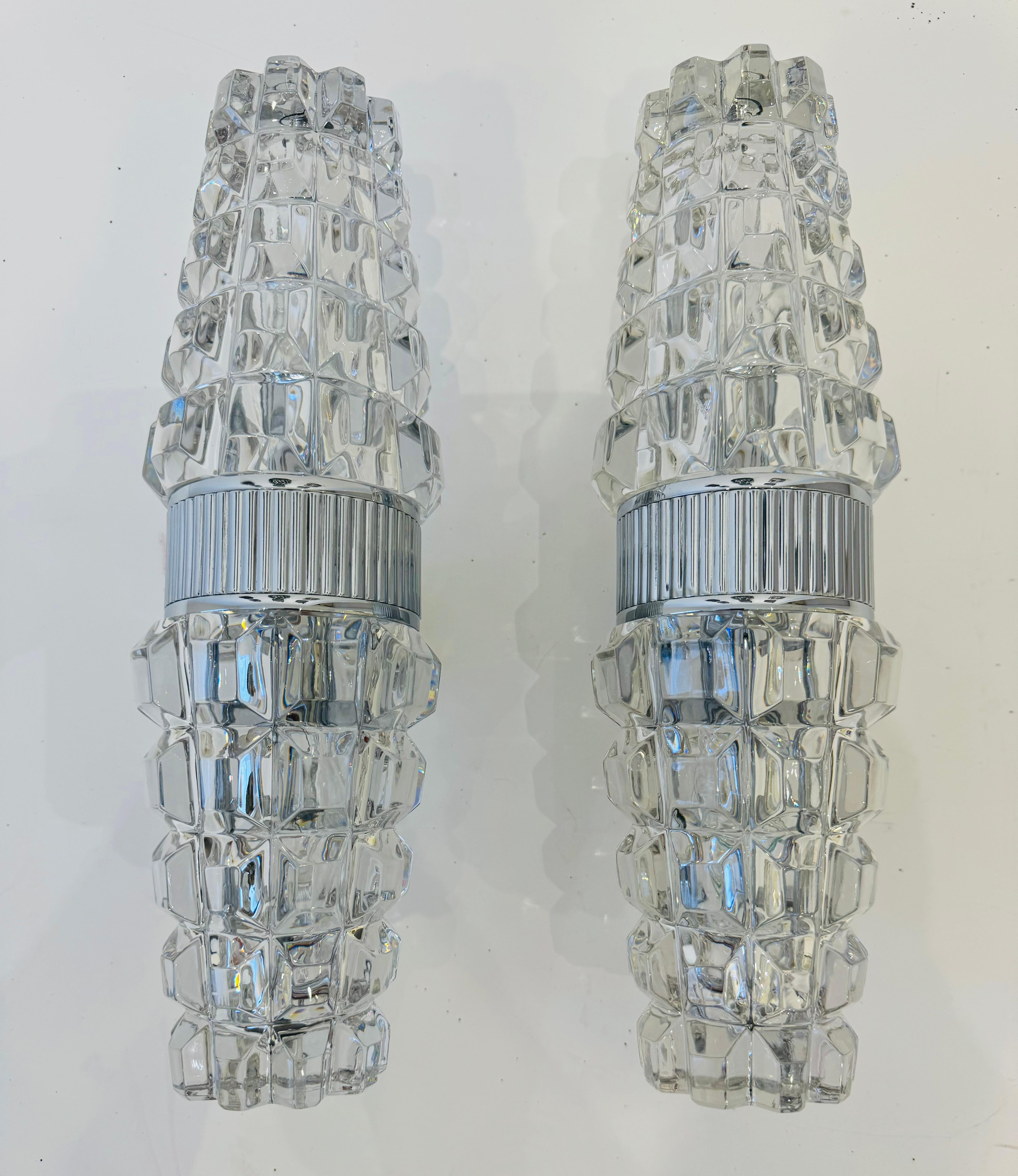 Una coppia di lussuose lampade da parete francesi degli anni '70 in stile Space AGE con paralumi in cristallo pesante della ditta francese OTHR.  Ricablati con due prese a candelabro ciascuno.