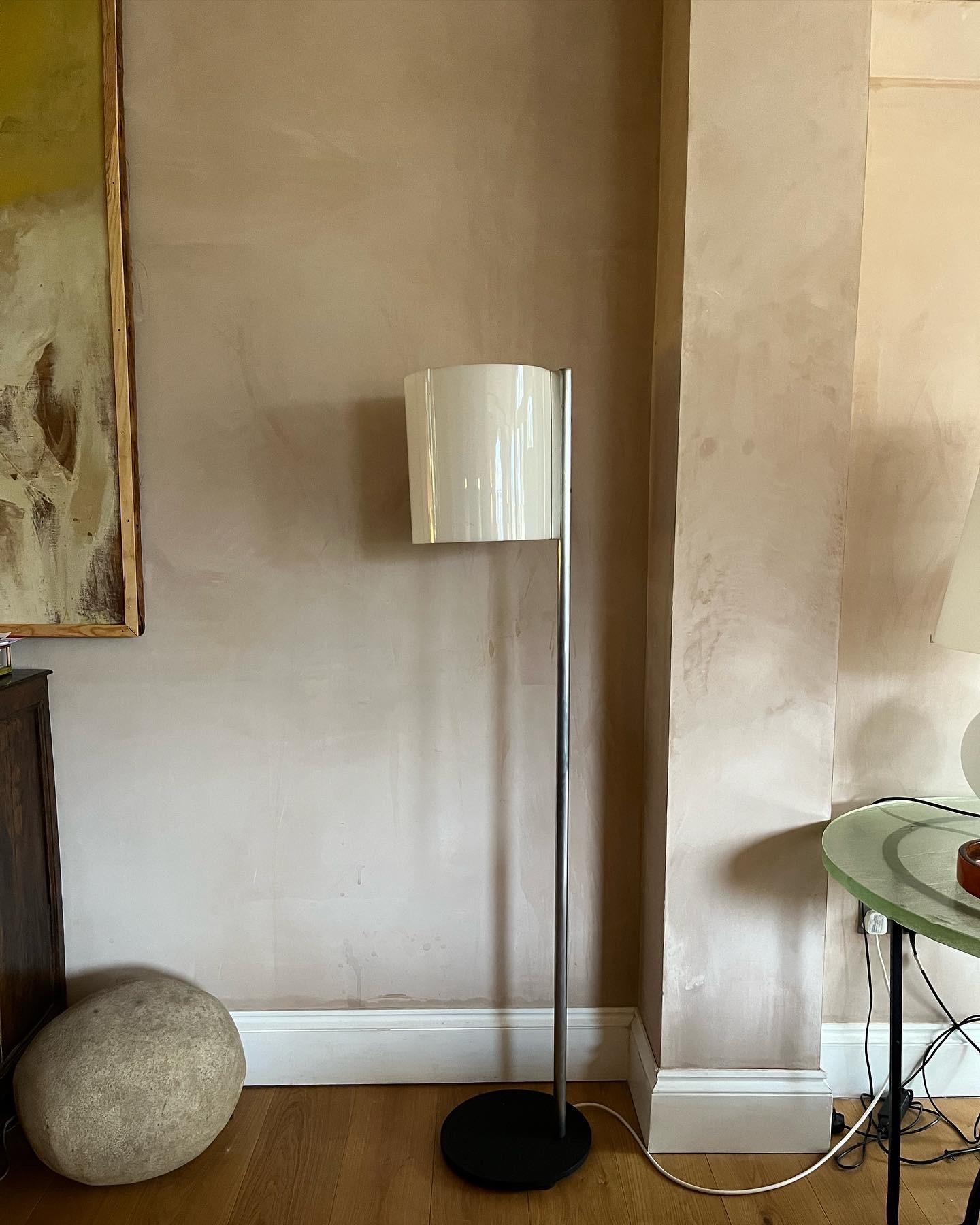 Elegante e originale lampada da terra francese degli anni '70 in perspex e acciaio su base in ferro nero. 