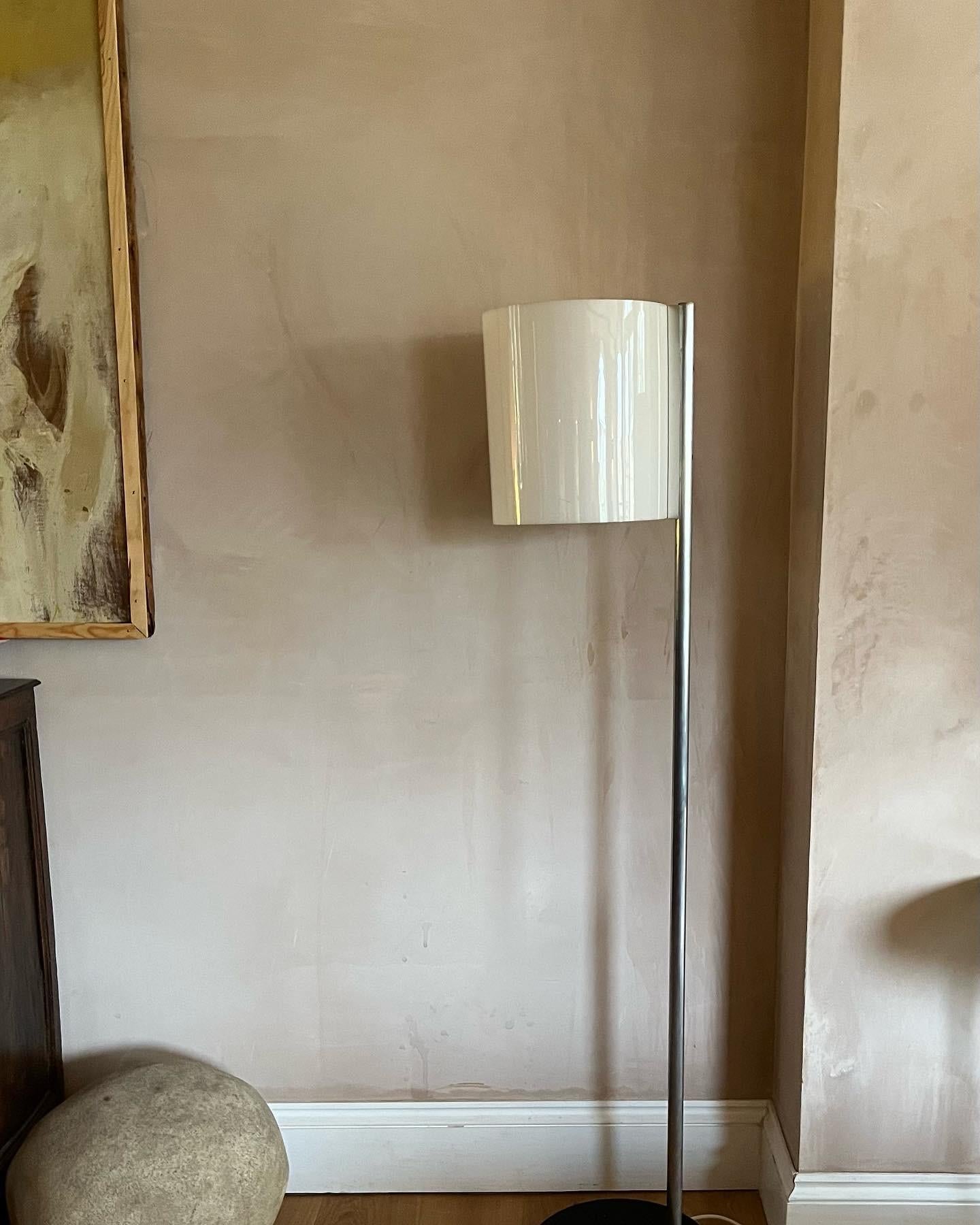 Spazzolato Acciaio e perspex francese degli anni '70  lampada da terra in vendita