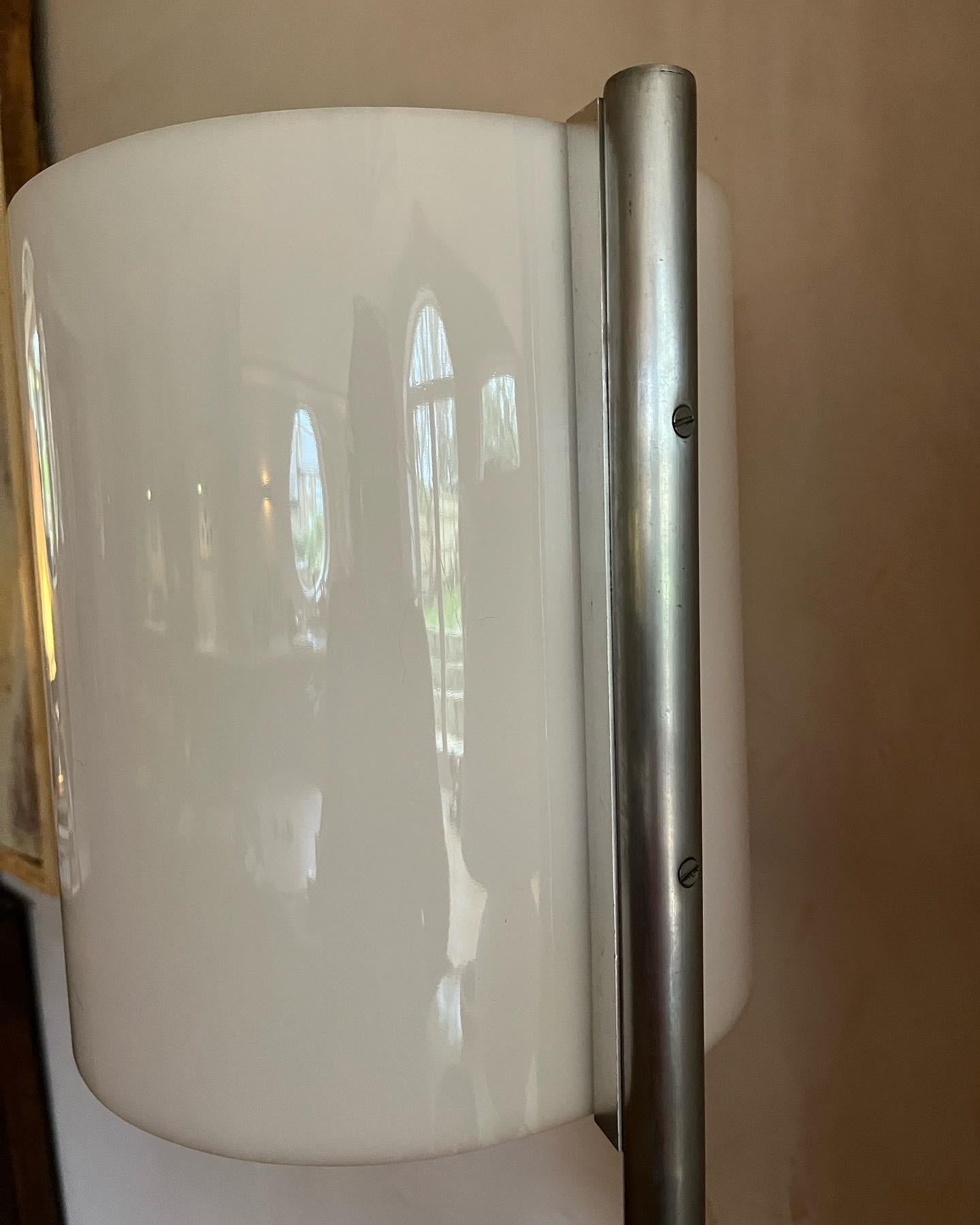 Acciaio e perspex francese degli anni '70  lampada da terra In condizioni buone in vendita a London, GB