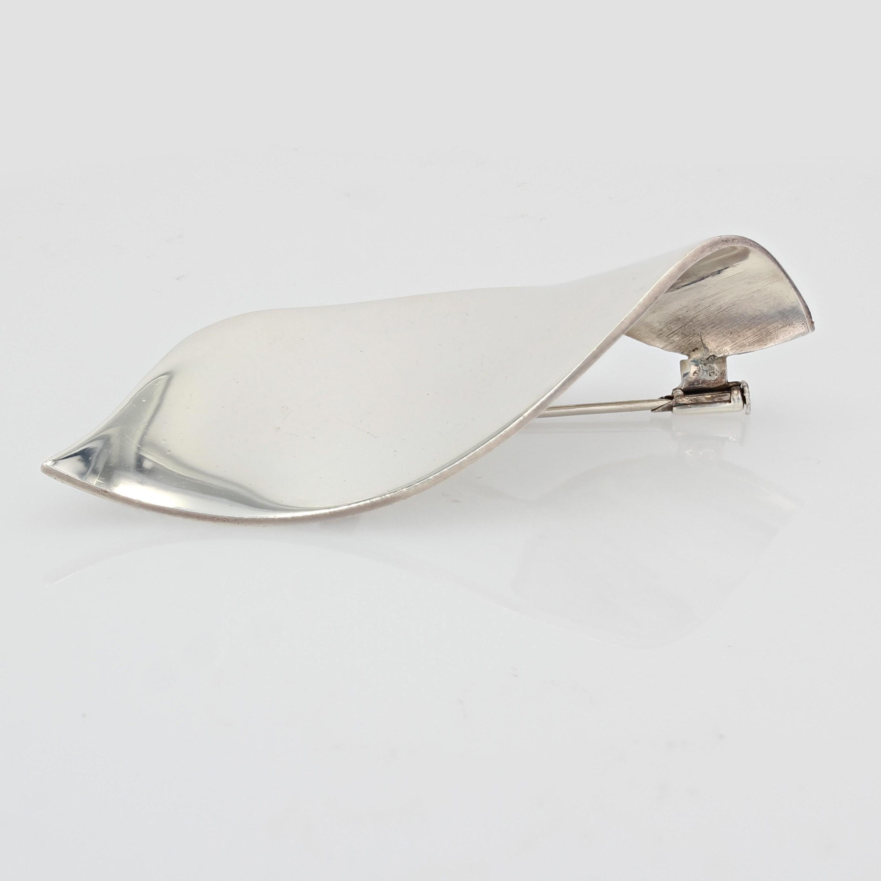 Retro French 1970s Stylized Leaf Silver Brooch For Sale