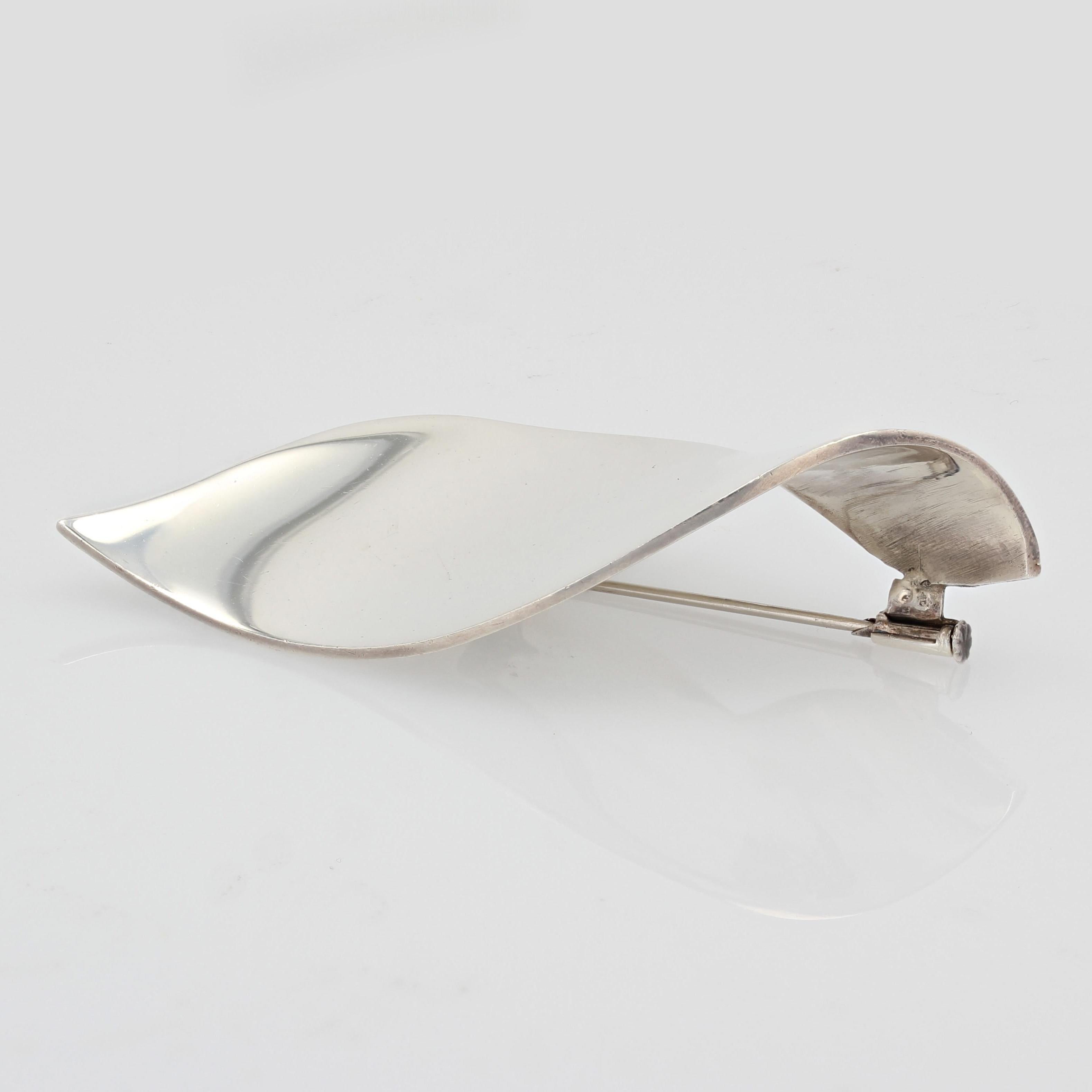 French 1970s Stylized Leaf Silver Brooch For Sale 1