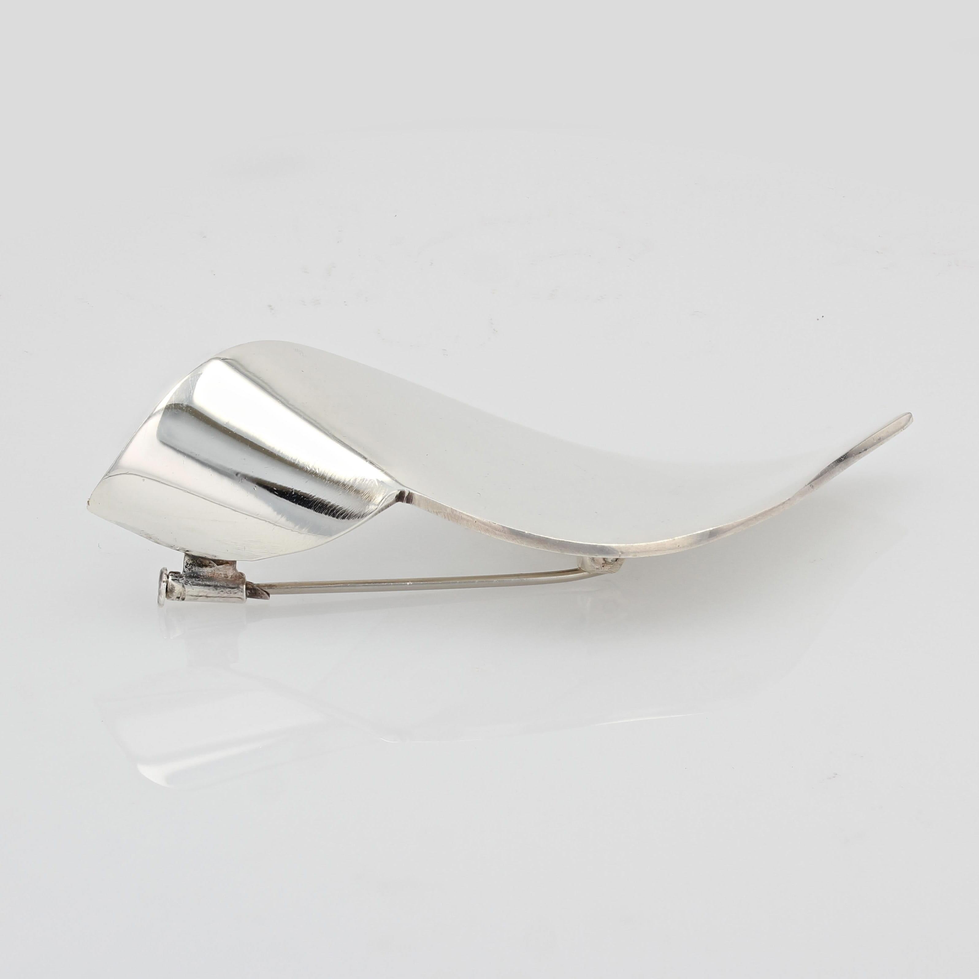 French 1970s Stylized Leaf Silver Brooch For Sale 3