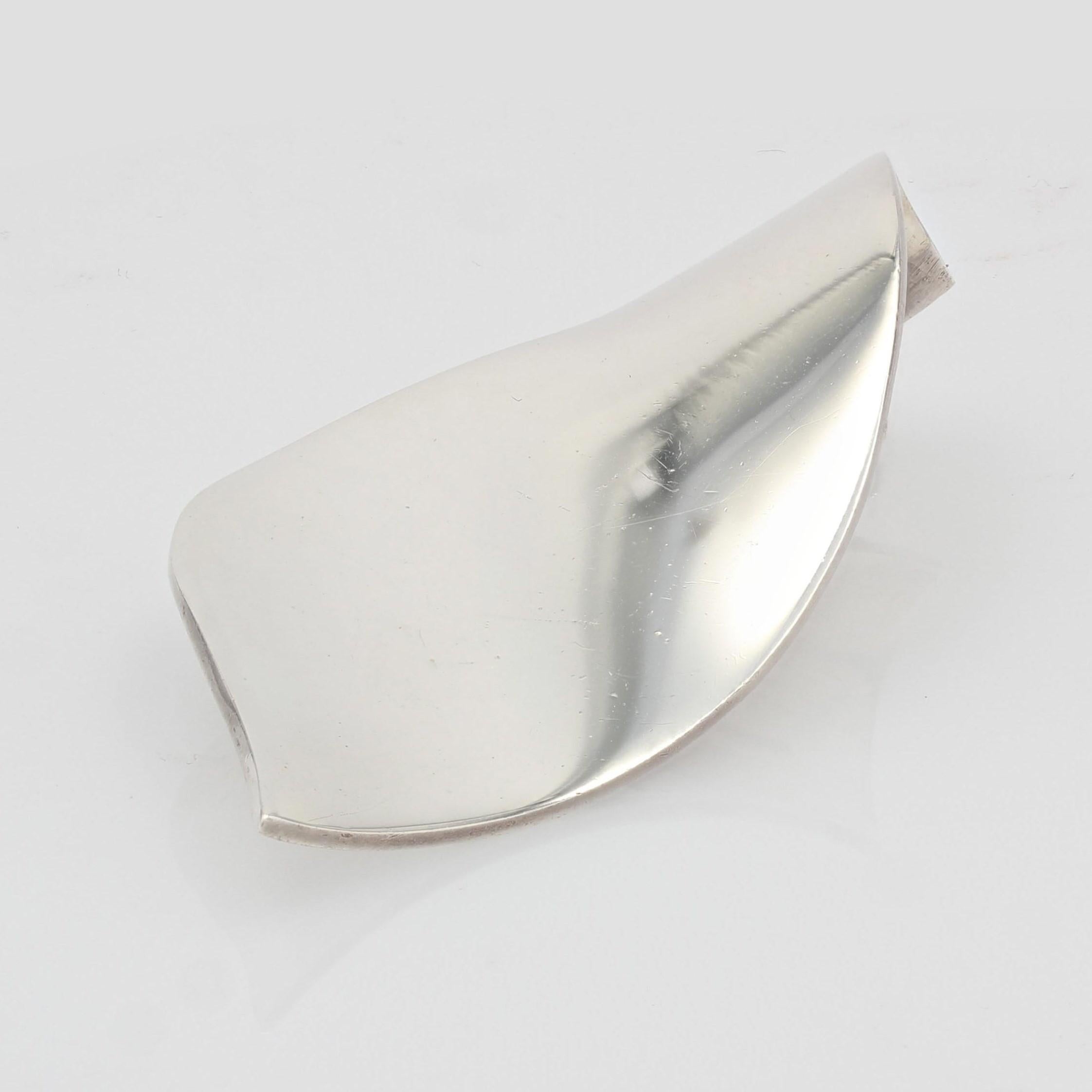French 1970s Stylized Leaf Silver Brooch For Sale 4
