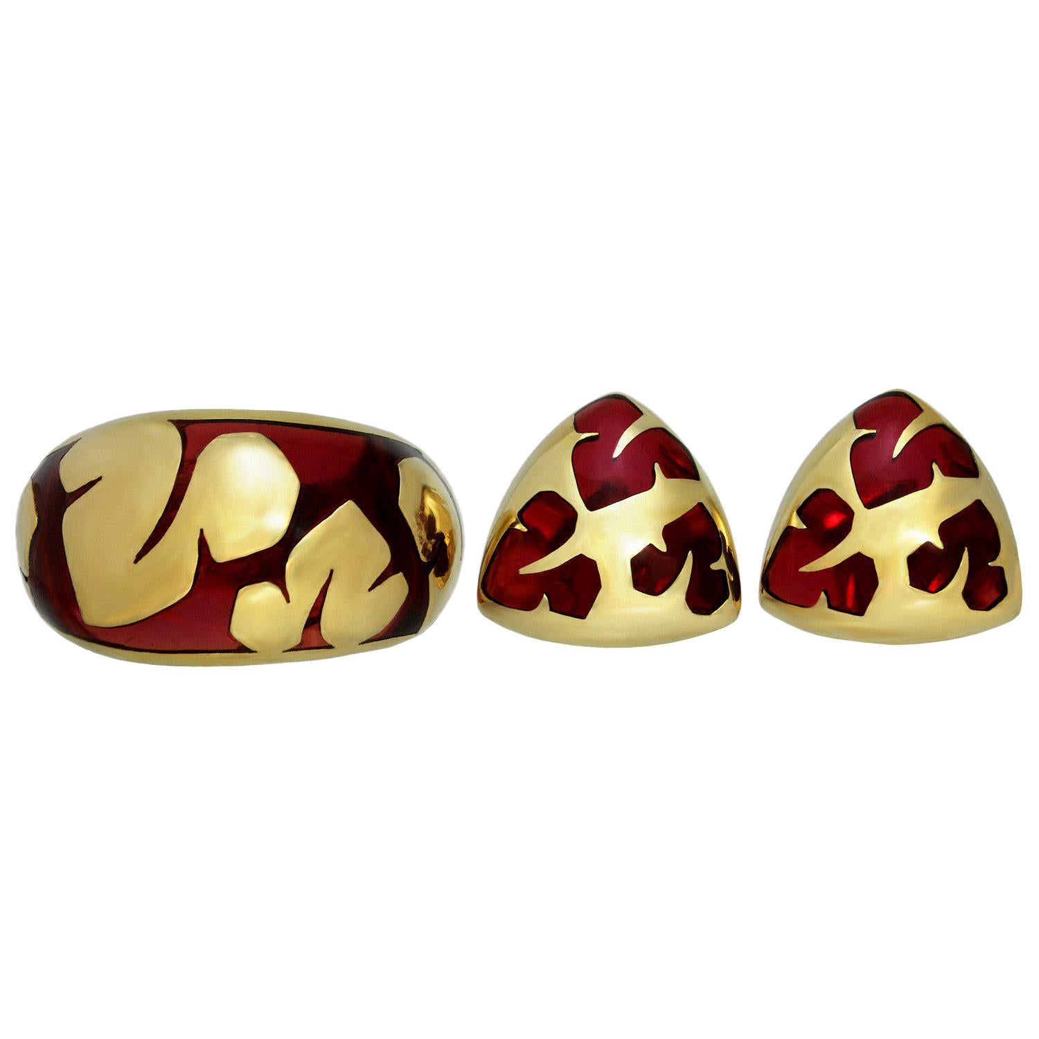French 1970s Yellow Gold Polished Maroon Glass Ring and Earrings Set For Sale