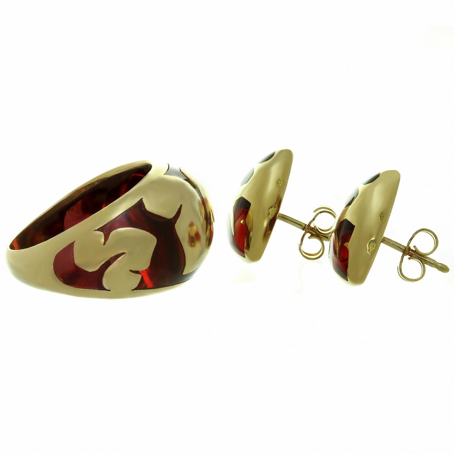French 1970s Yellow Gold Polished Maroon Glass Ring and Earrings Set For Sale 1