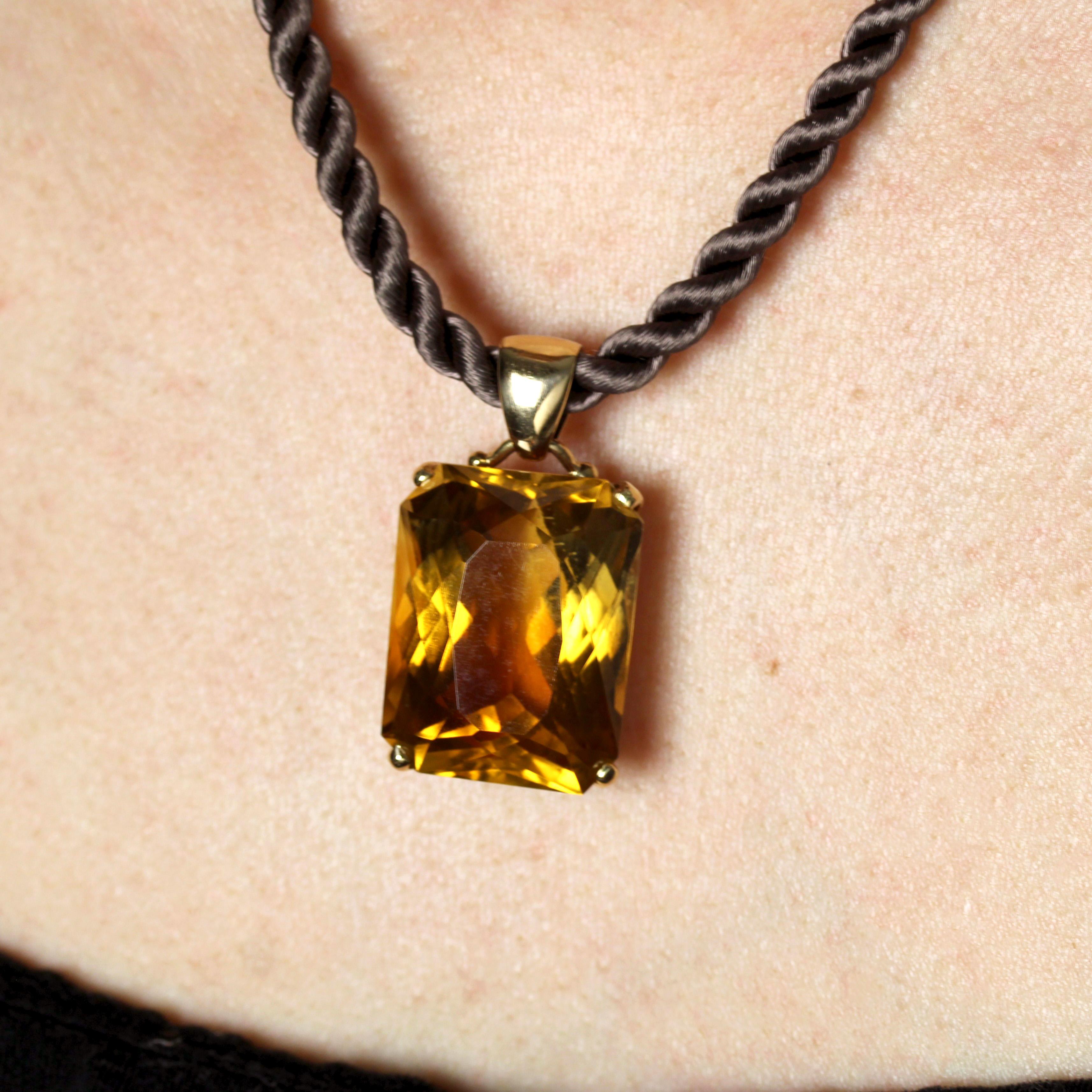 French 1980 39 Carats Citrine 18 Karat Yellow Gold Retro Pendant For Sale 5