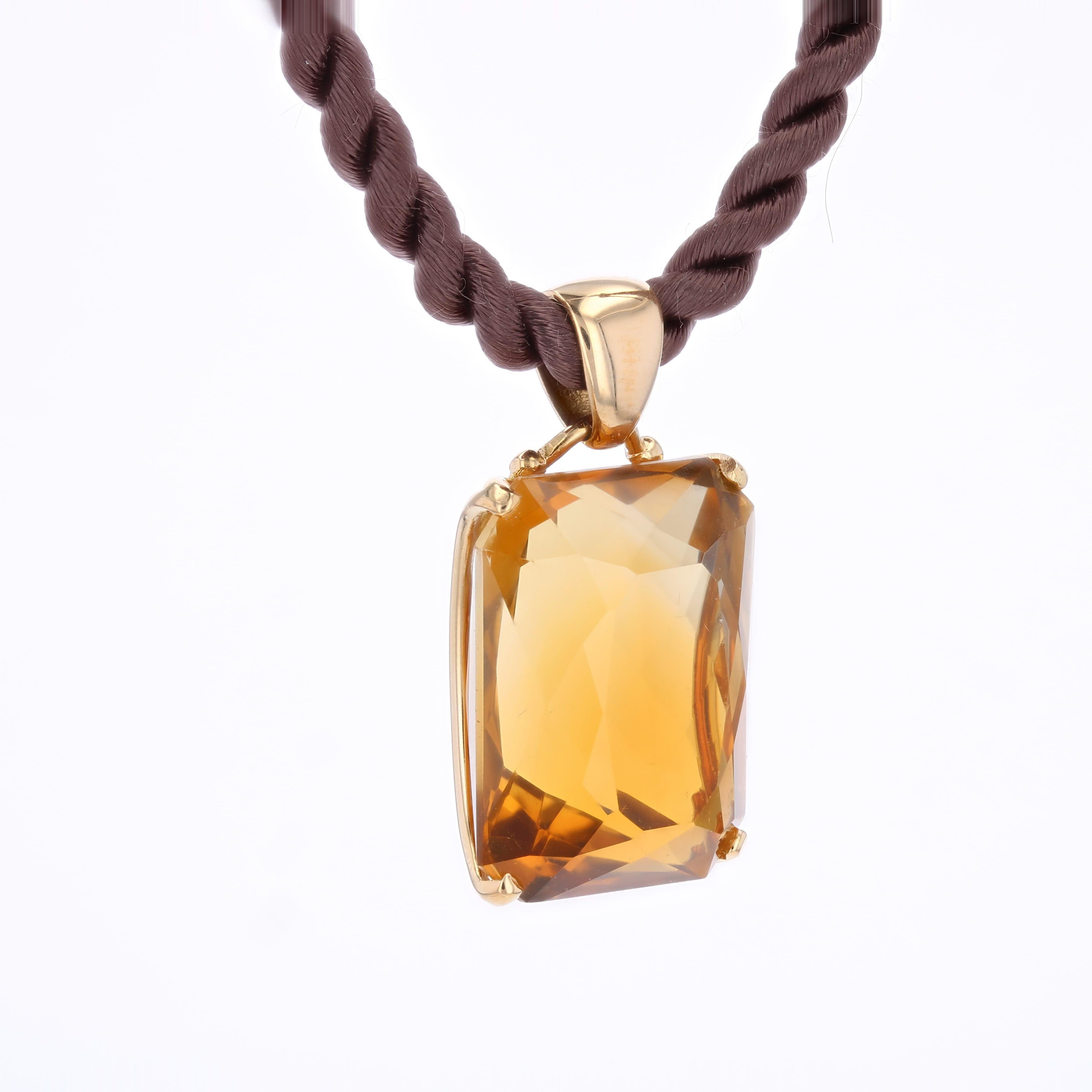 Women's French 1980 39 Carats Citrine 18 Karat Yellow Gold Retro Pendant For Sale
