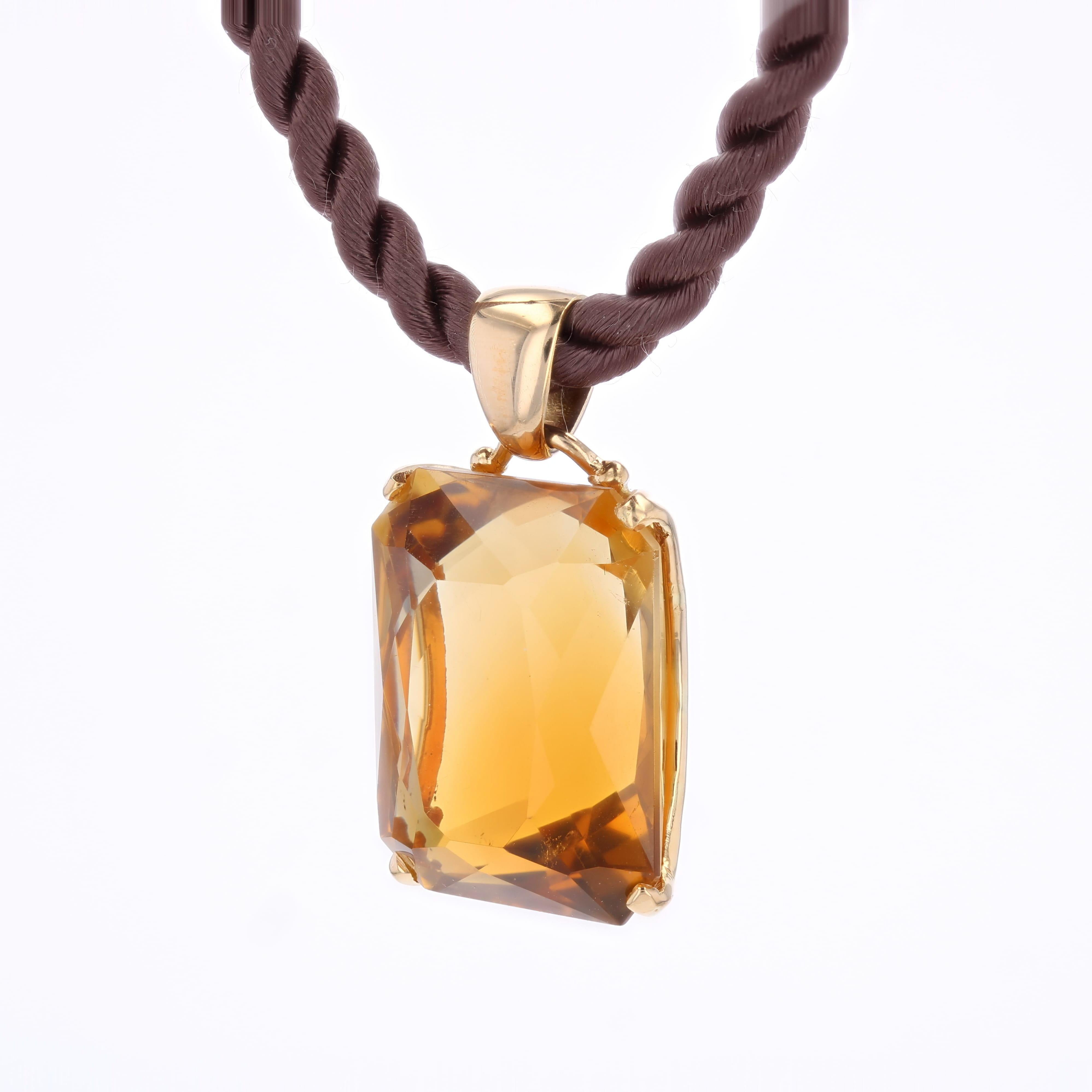 French 1980 39 Carats Citrine 18 Karat Yellow Gold Retro Pendant For Sale 2