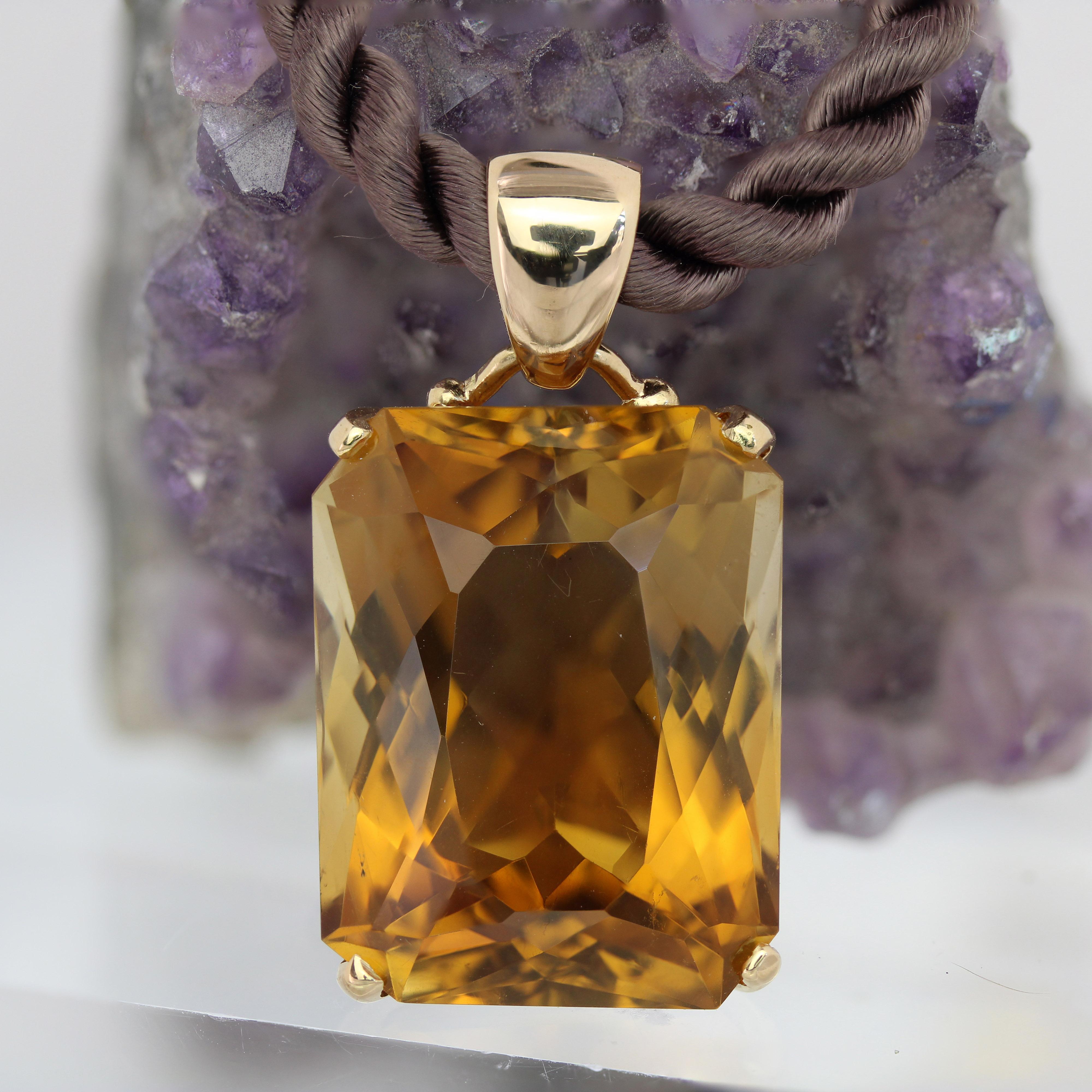 French 1980 39 Carats Citrine 18 Karat Yellow Gold Retro Pendant In Excellent Condition For Sale In Poitiers, FR