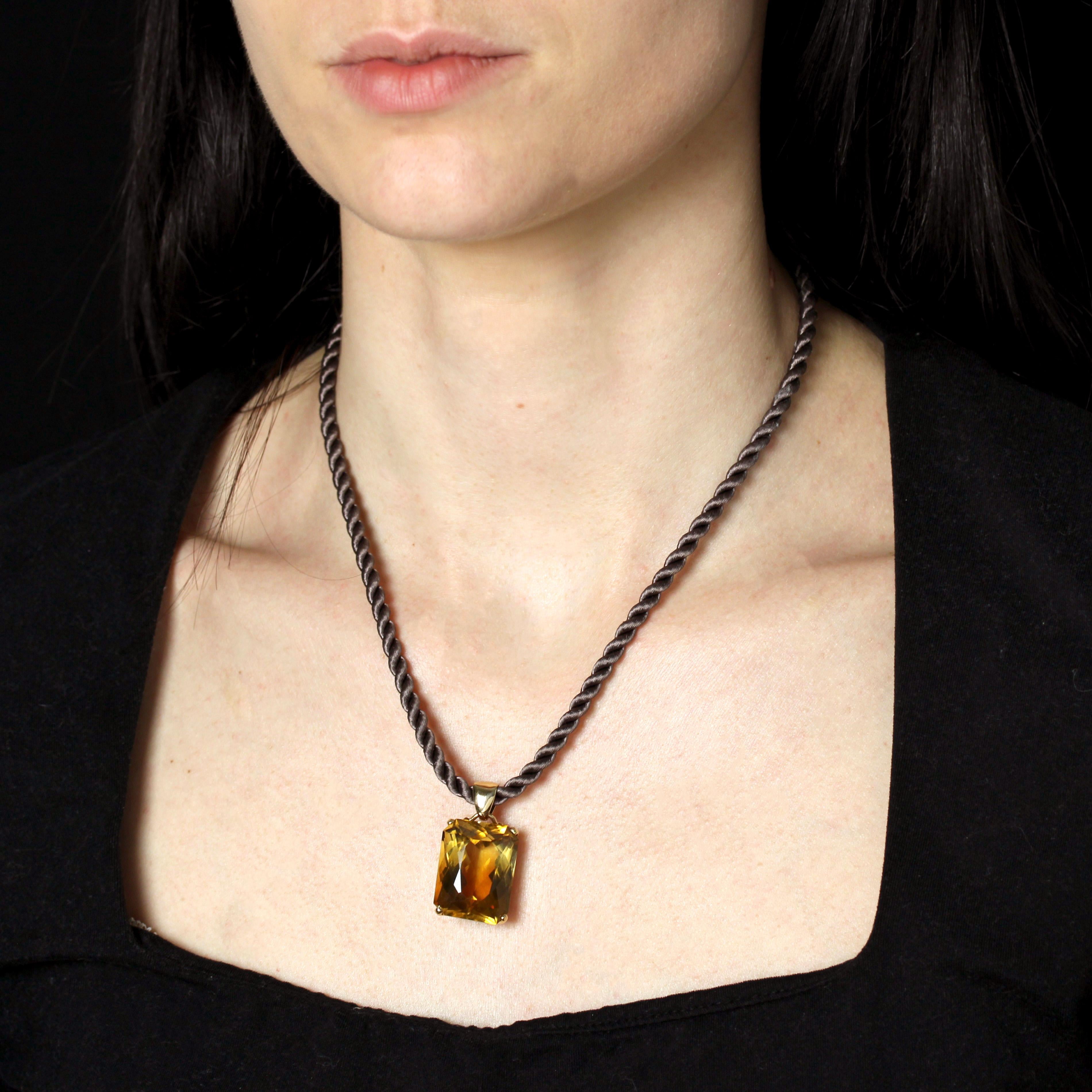 French 1980 39 Carats Citrine 18 Karat Yellow Gold Retro Pendant For Sale 4