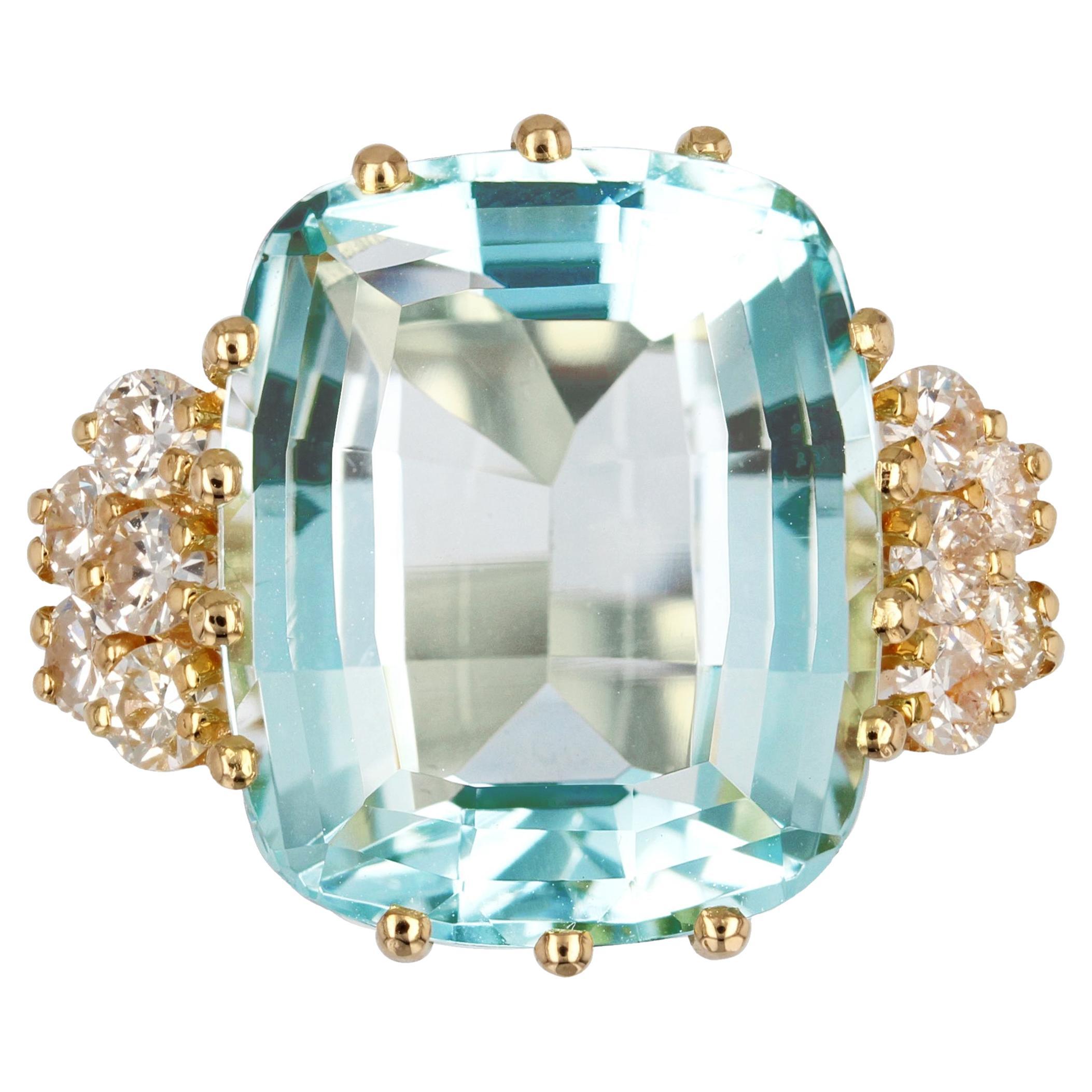 French 1980s 12.50 Carats Aquamarine Diamonds 18 Karat Yellow Gold Cocktail Ring For Sale