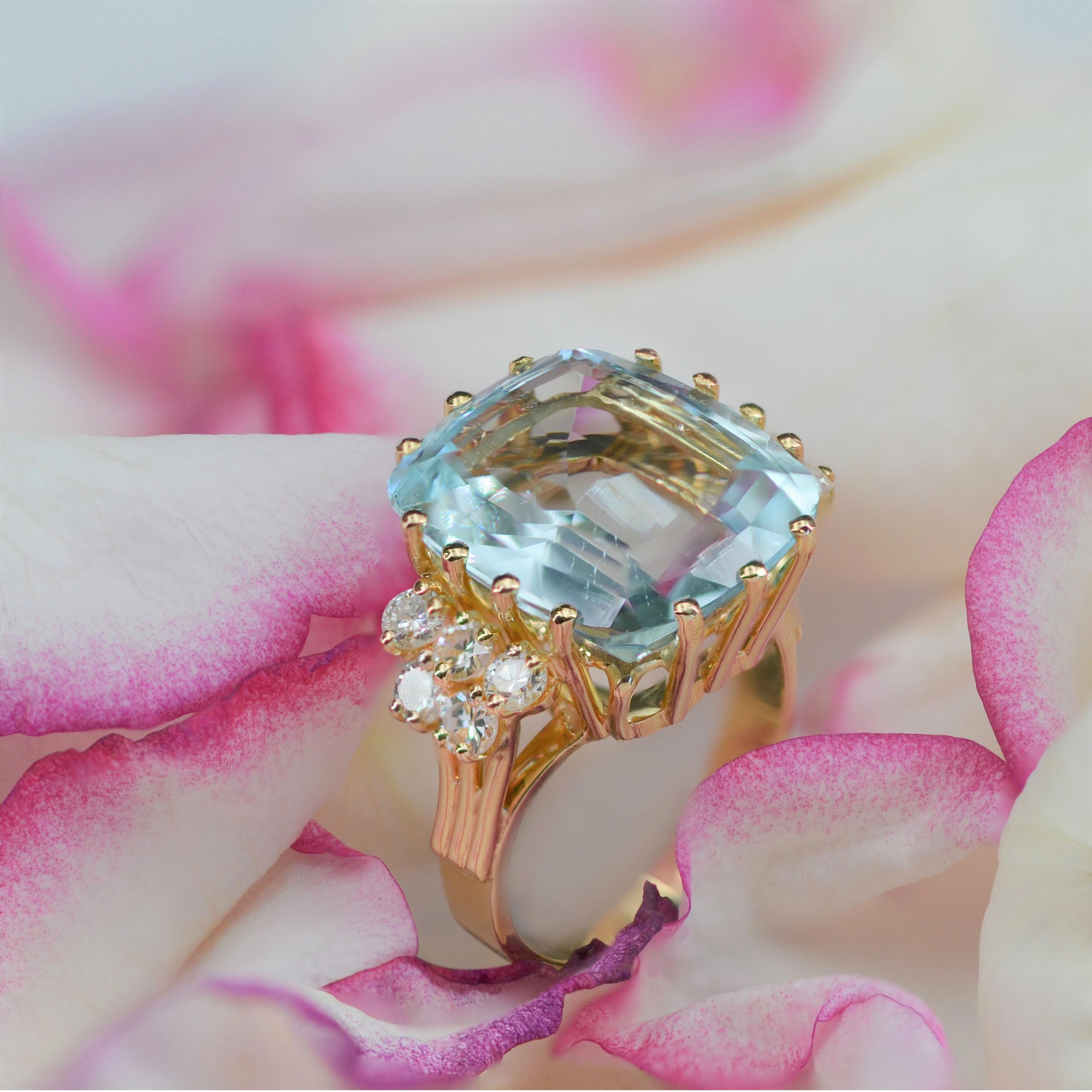 French 1980s 12.50 Carats Aquamarine Diamonds 18 Karat Yellow Gold Cocktail Ring For Sale 3