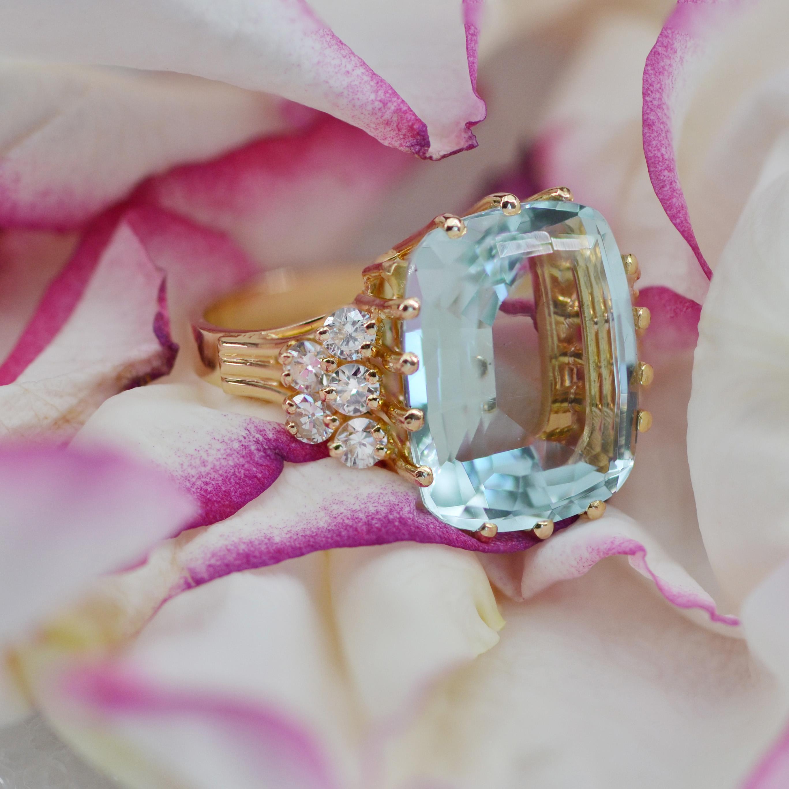 French 1980s 12.50 Carats Aquamarine Diamonds 18 Karat Yellow Gold Cocktail Ring For Sale 6