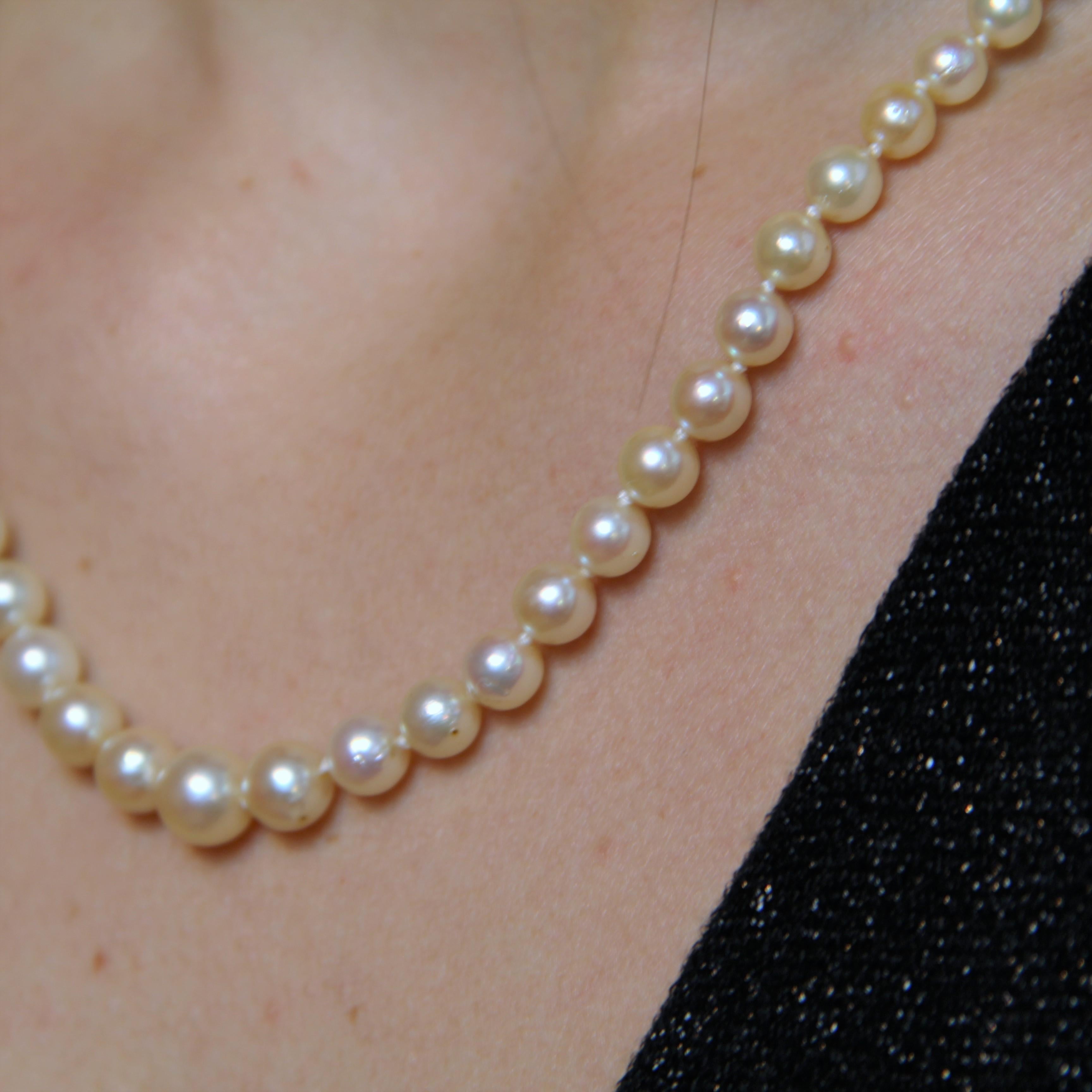 Collier français des années 1980 en or jaune 18 carats avec fermoir en perles de culture en vente 4