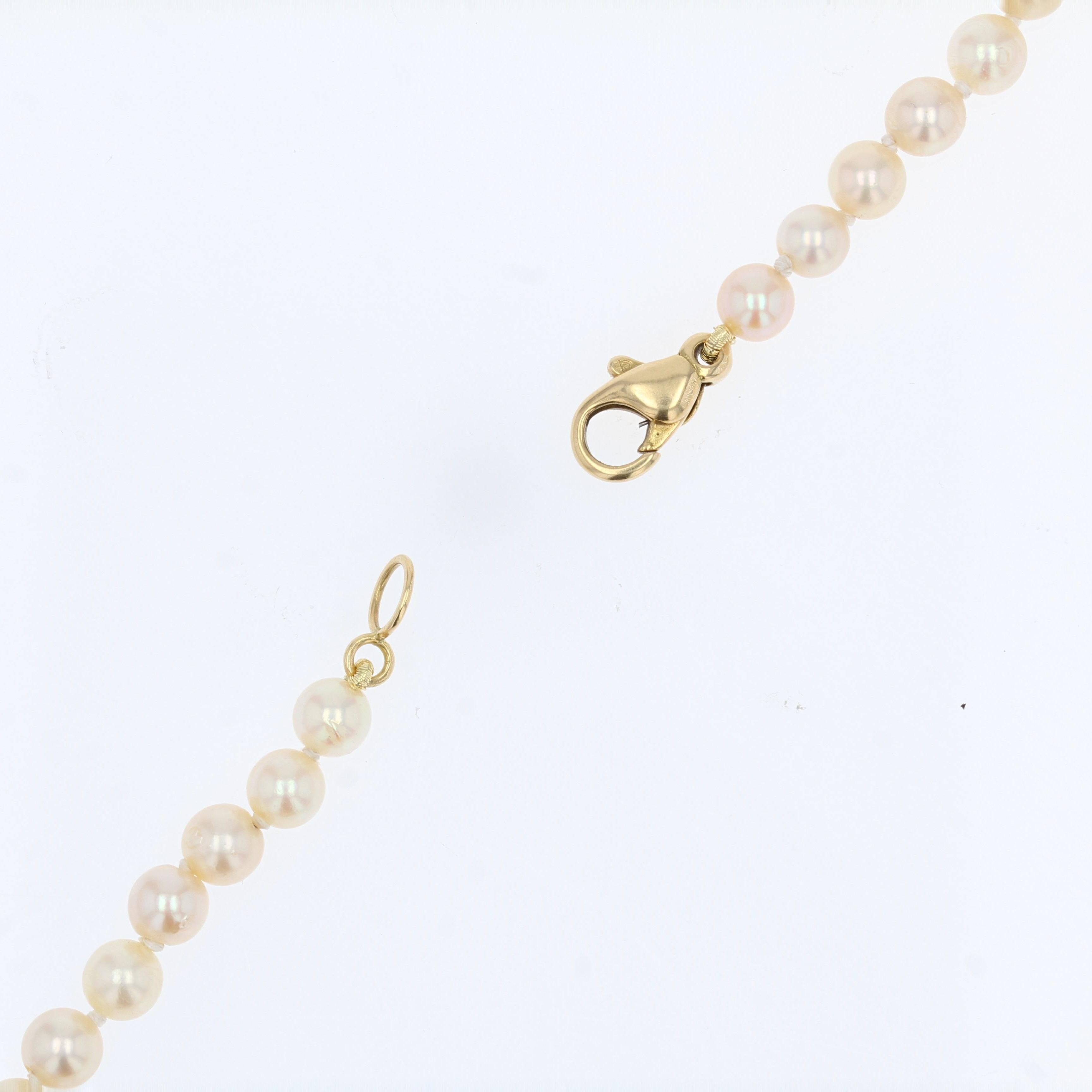 French 1980s 18 Karat Yellow Gold Clasp Cultured Pearl Necklace For Sale 4
