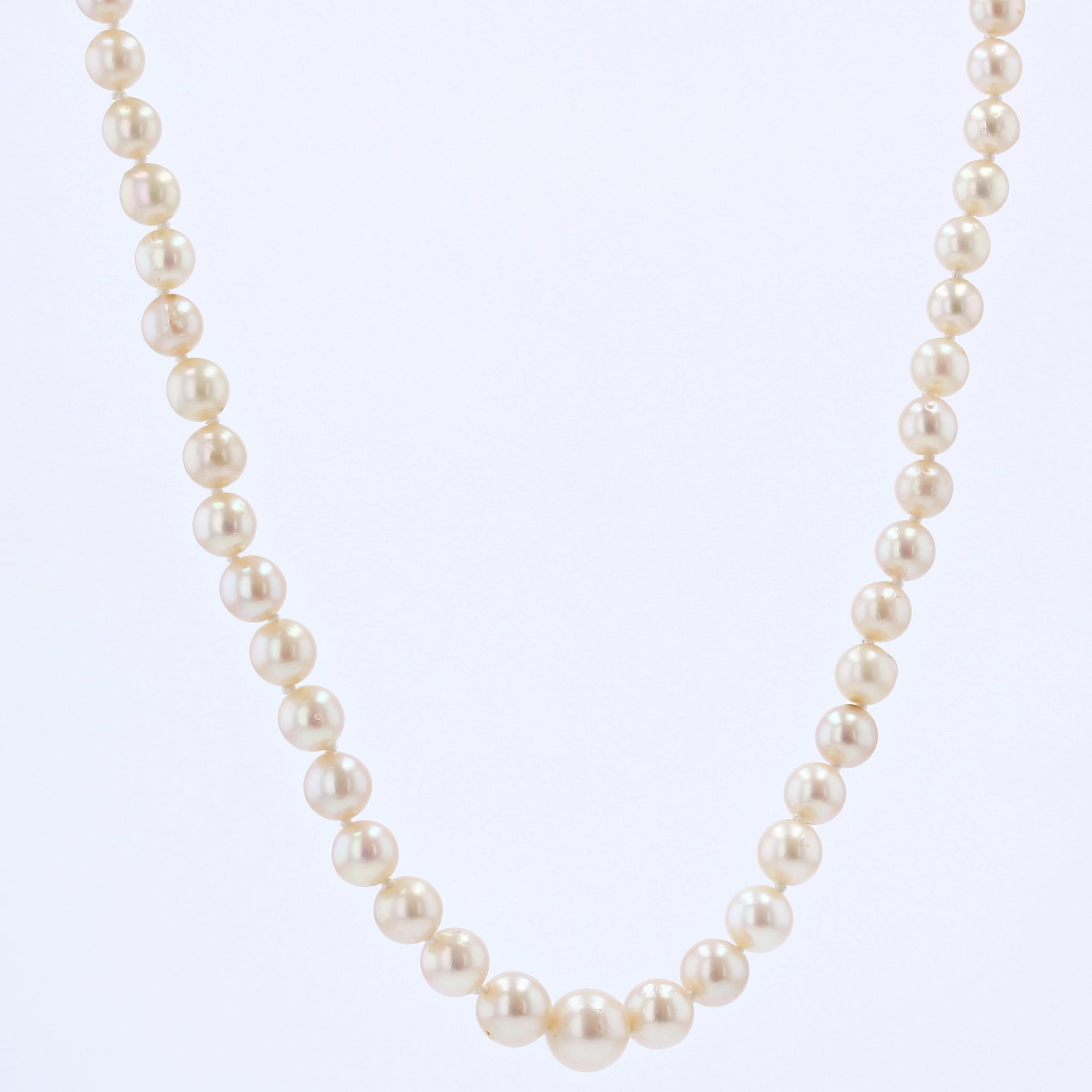 Retro French 1980s 18 Karat Yellow Gold Clasp Cultured Pearl Necklace For Sale