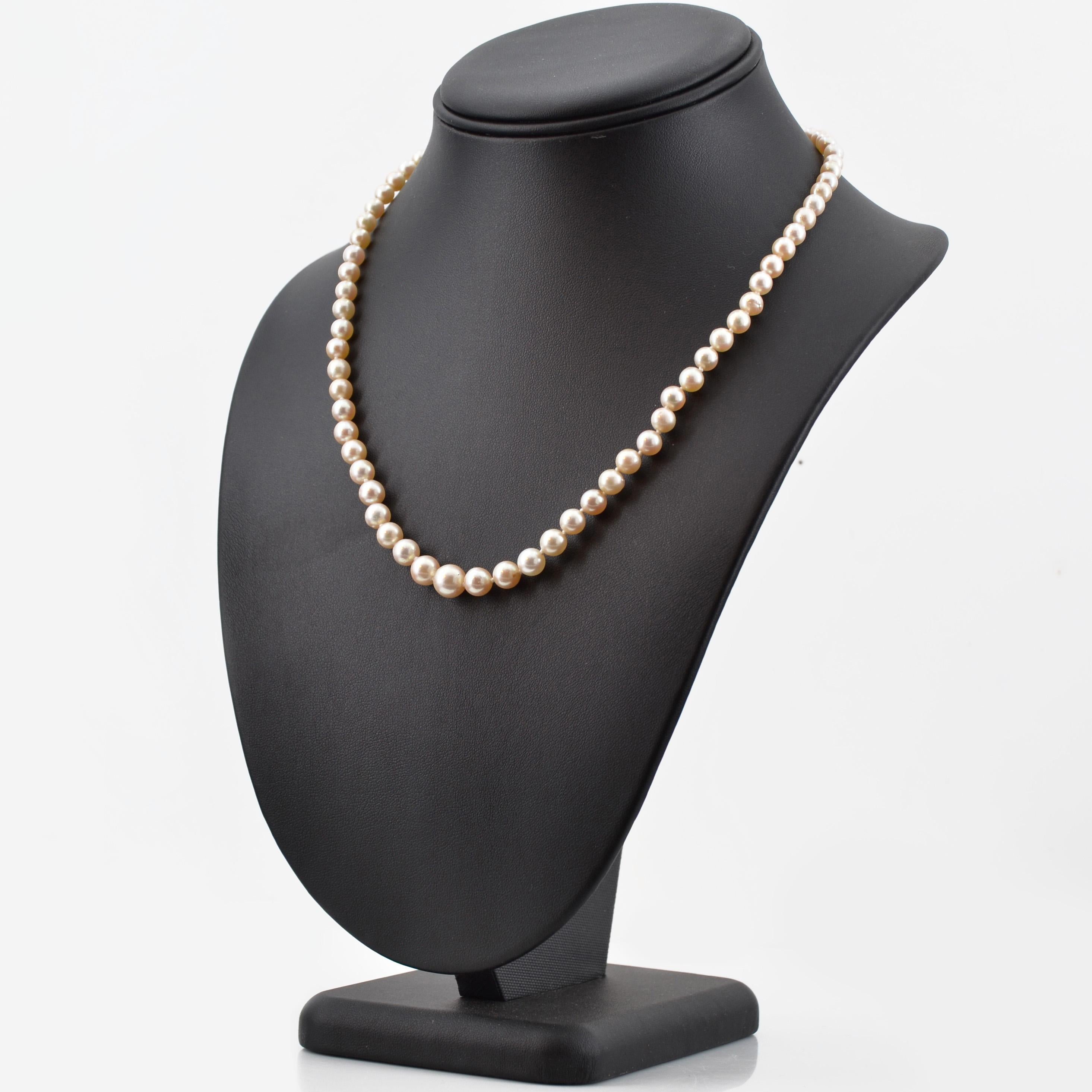 Collier français des années 1980 en or jaune 18 carats avec fermoir en perles de culture Pour femmes en vente