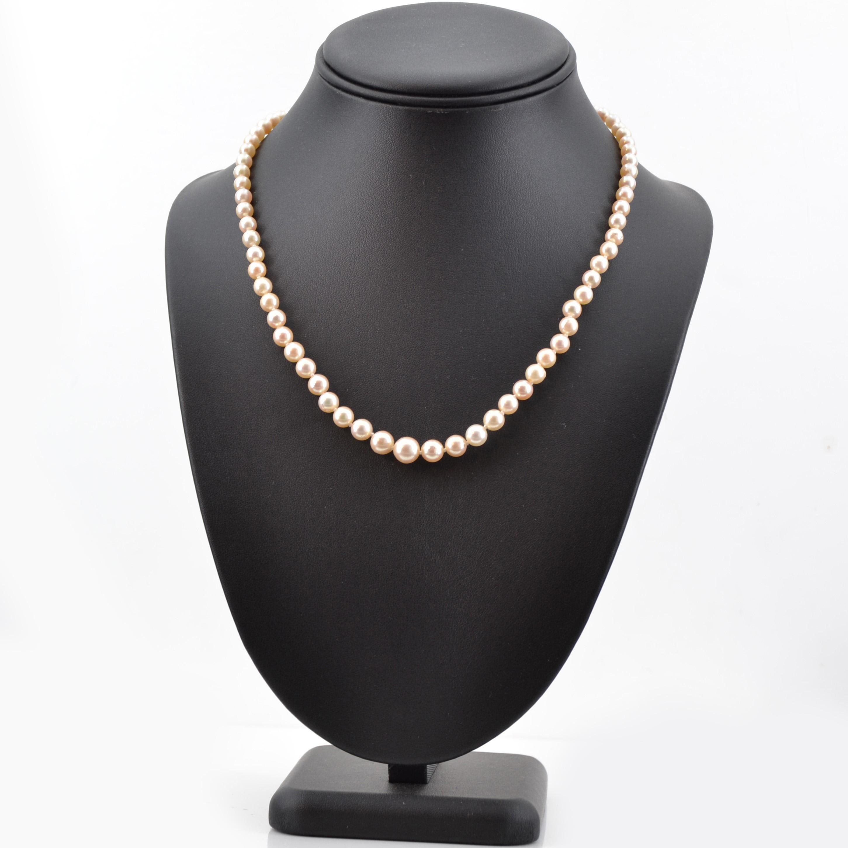 French 1980s 18 Karat Yellow Gold Clasp Cultured Pearl Necklace For Sale 1