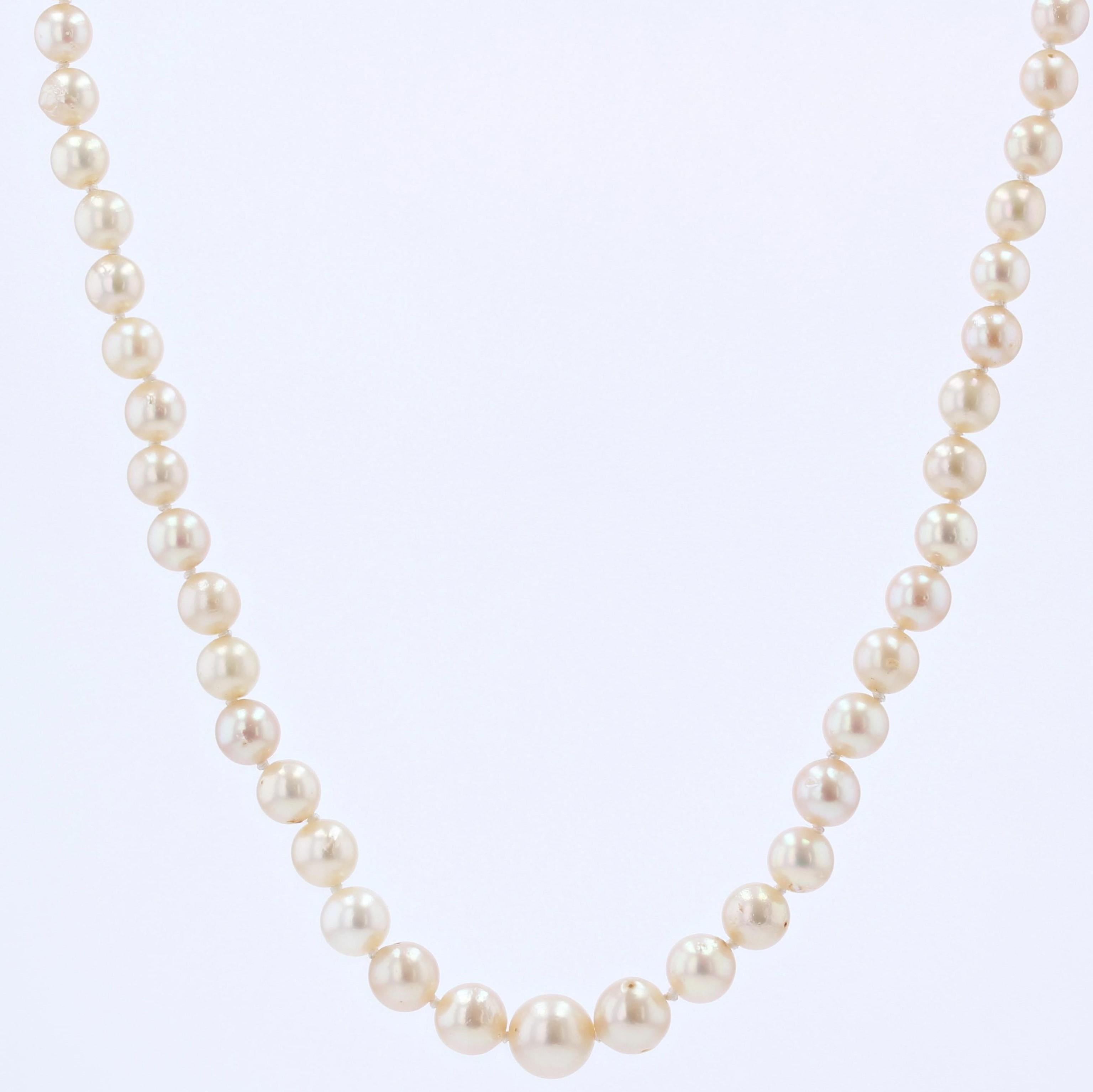 French 1980s 18 Karat Yellow Gold Clasp Cultured Pearl Necklace For Sale 2