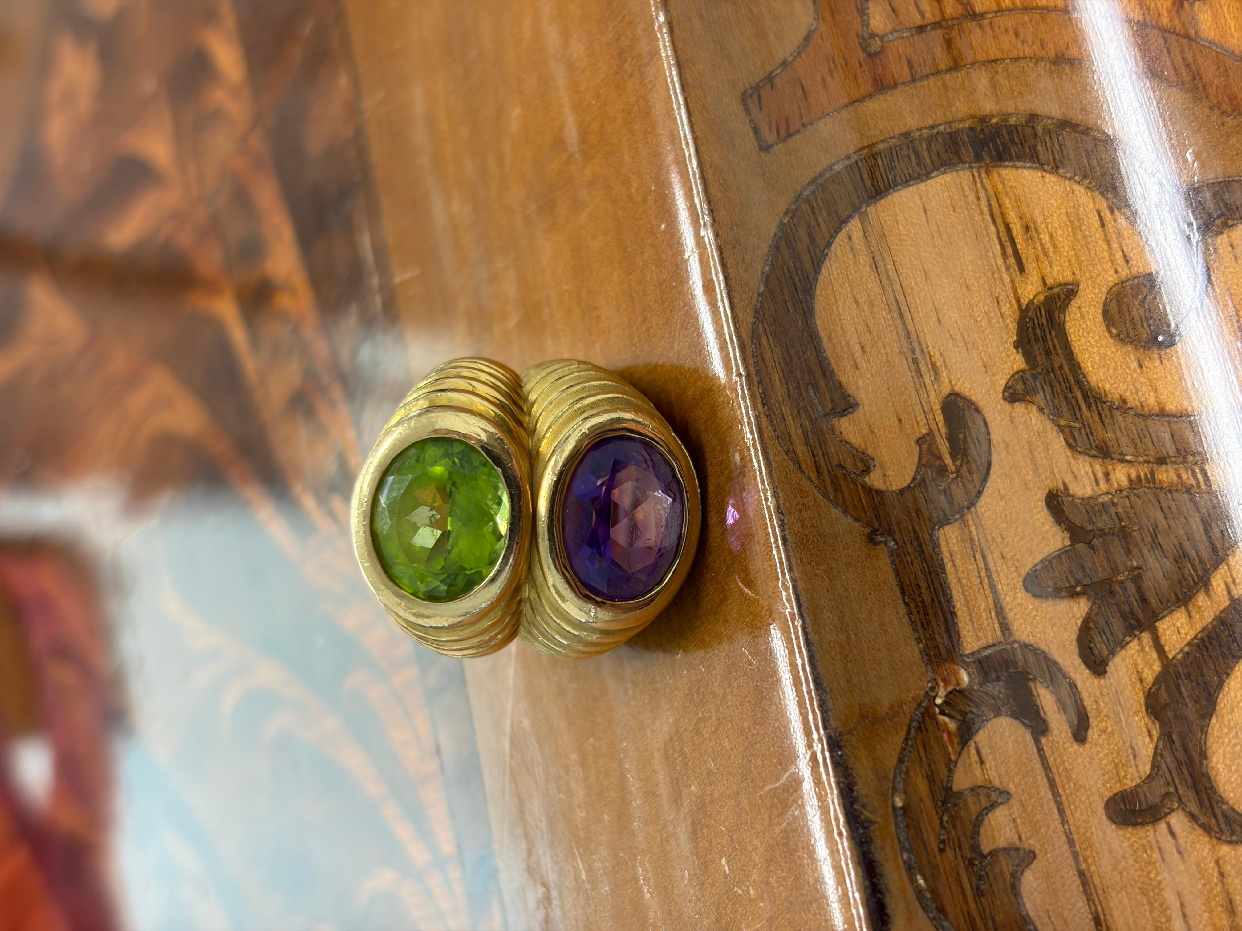 Anello Doppio francese in oro giallo 18k, peridoto e ametista Vintage anni '80



Ecco la possibilità di acquistare un anello di design bellissimo e da collezione.


Anello Doppio francese vintage degli anni '80
Colore	Giallo, viola &