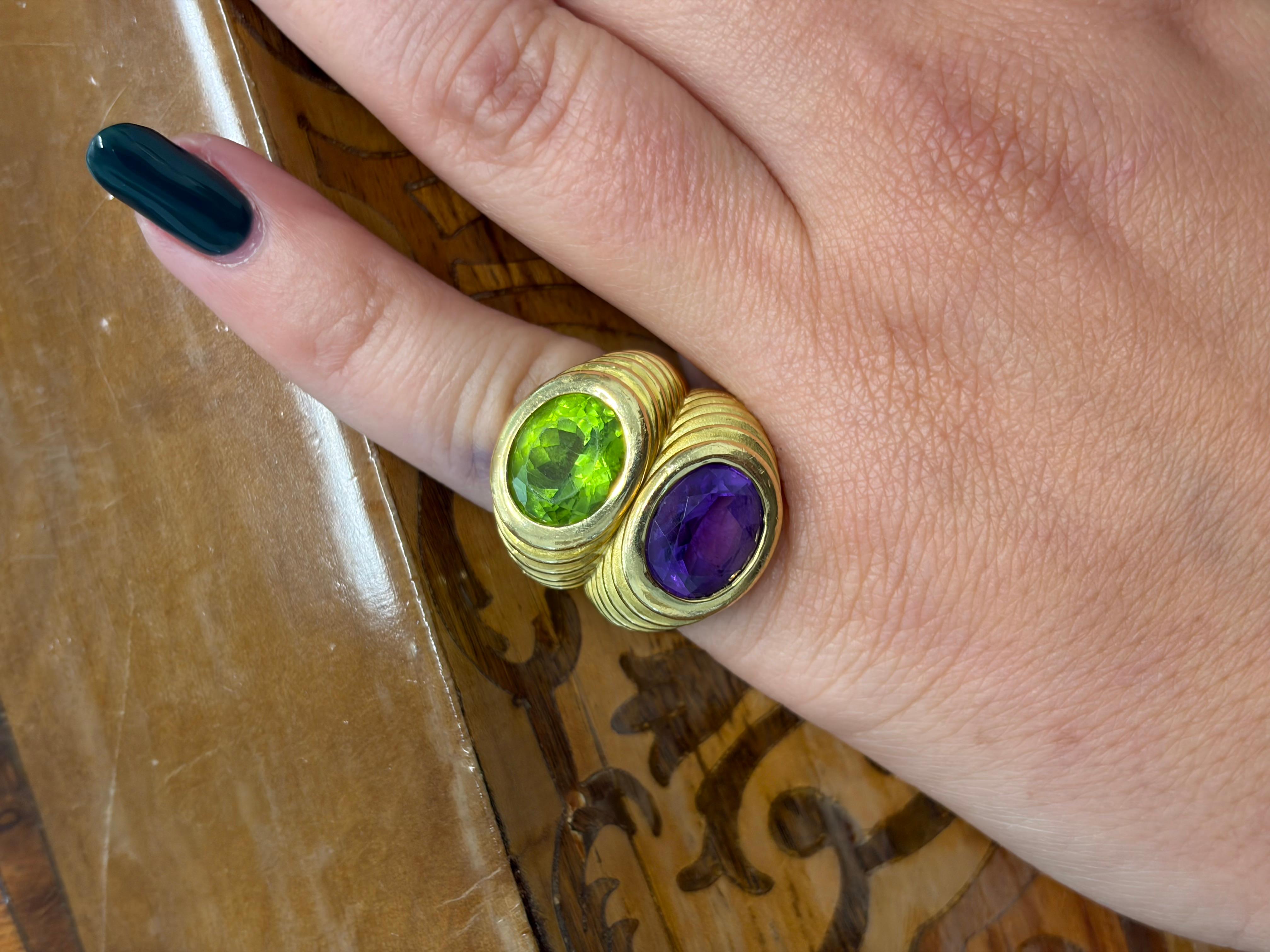 Taglio ovale Anello Doppio in oro giallo 18 ct, peridoto e ametista D. A. in vendita