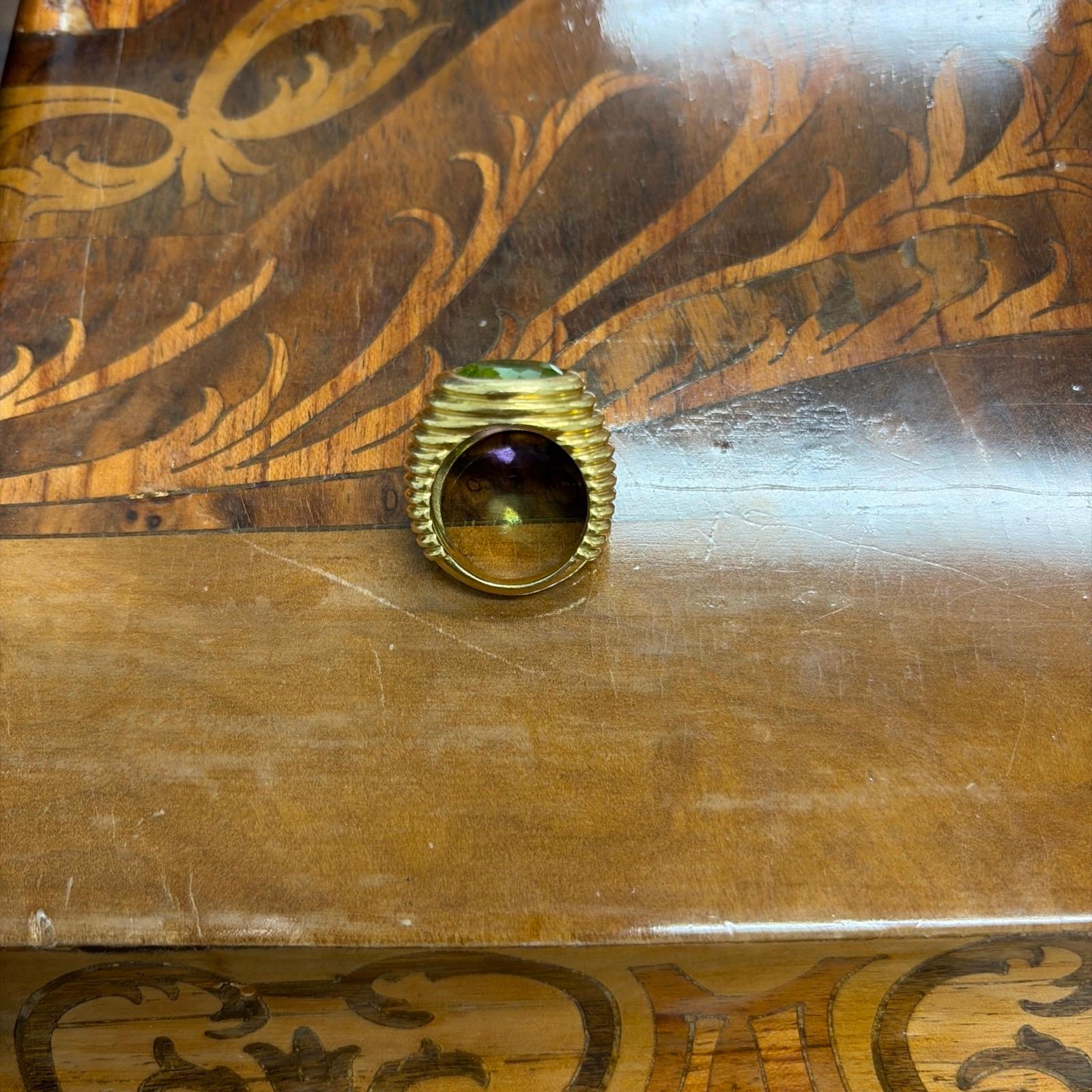 Anello Doppio in oro giallo 18 ct, peridoto e ametista D. A. In condizioni ottime in vendita a Beverly Hills, CA