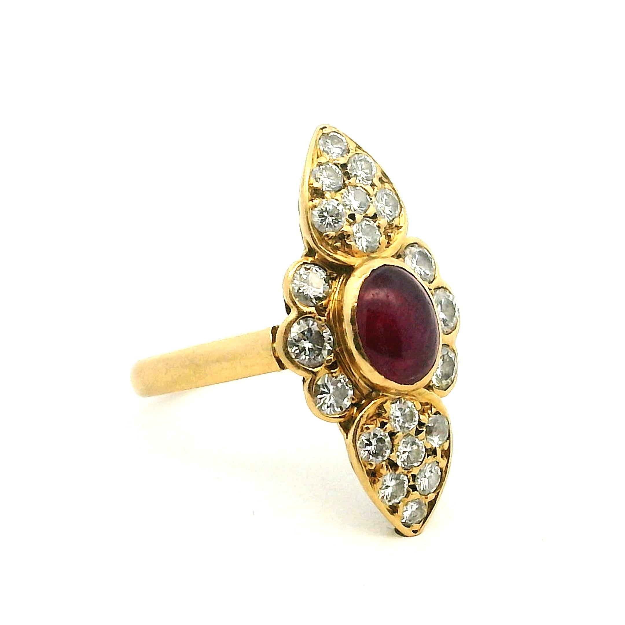 Bague élégante et distinctive de style néo-art déco français en or jaune 18 carats, datant des années 1980. La silhouette allongée de la navette s'inspire de la géométrie raffinée des années 1920, réimaginée ici avec une douceur gracieuse et une