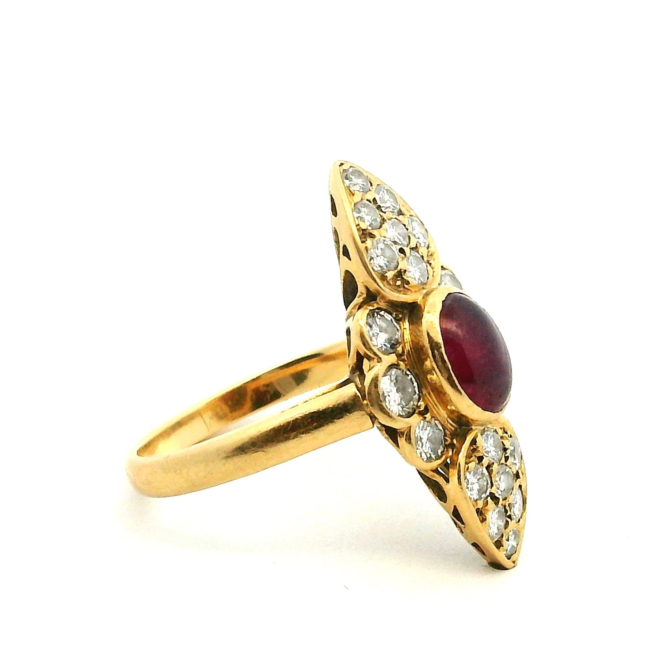 Revival Bague Art Déco des années 1980 en or jaune 18K avec rubis et diamants en vente