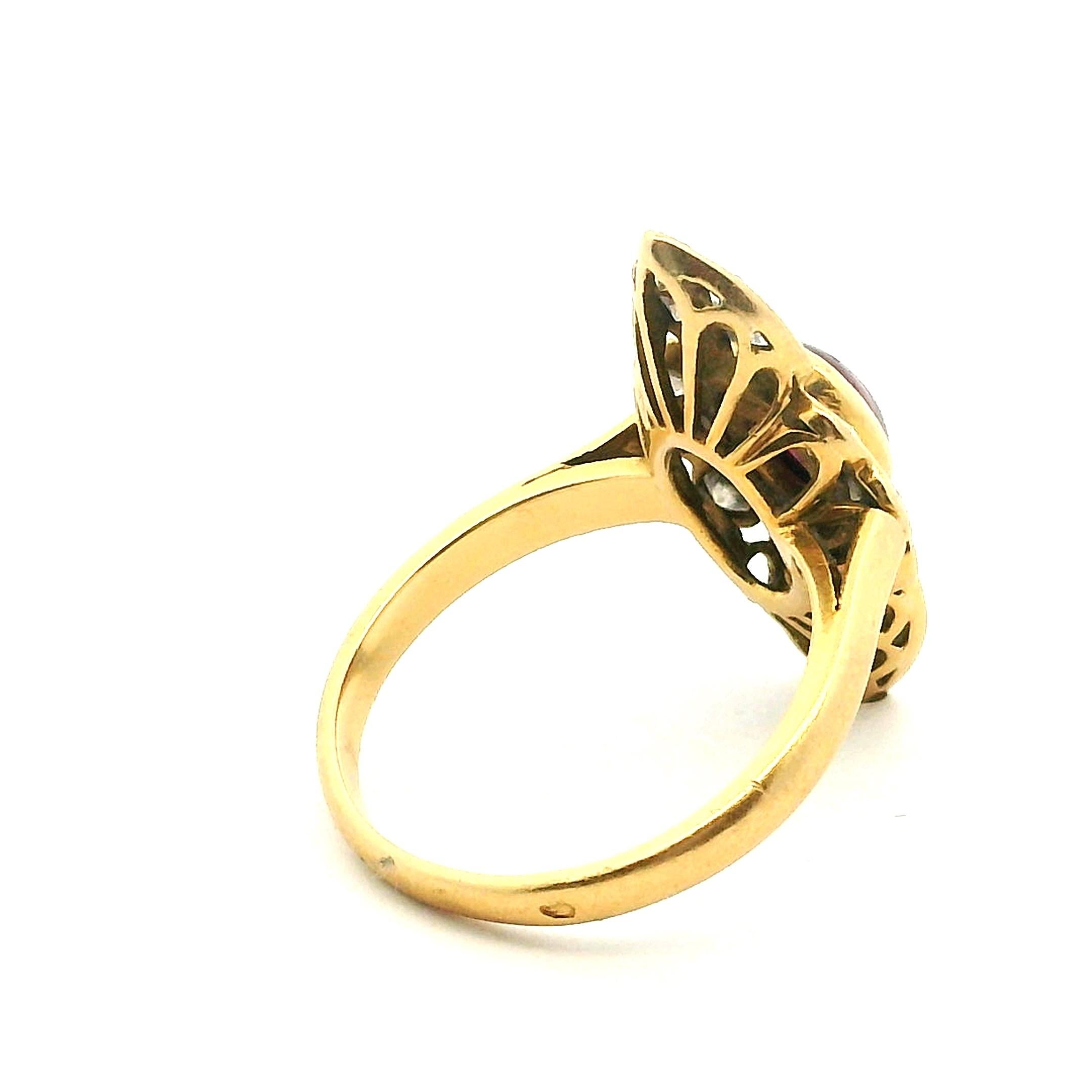 Bague Art Déco des années 1980 en or jaune 18K avec rubis et diamants Excellent état - En vente à Miami, FL