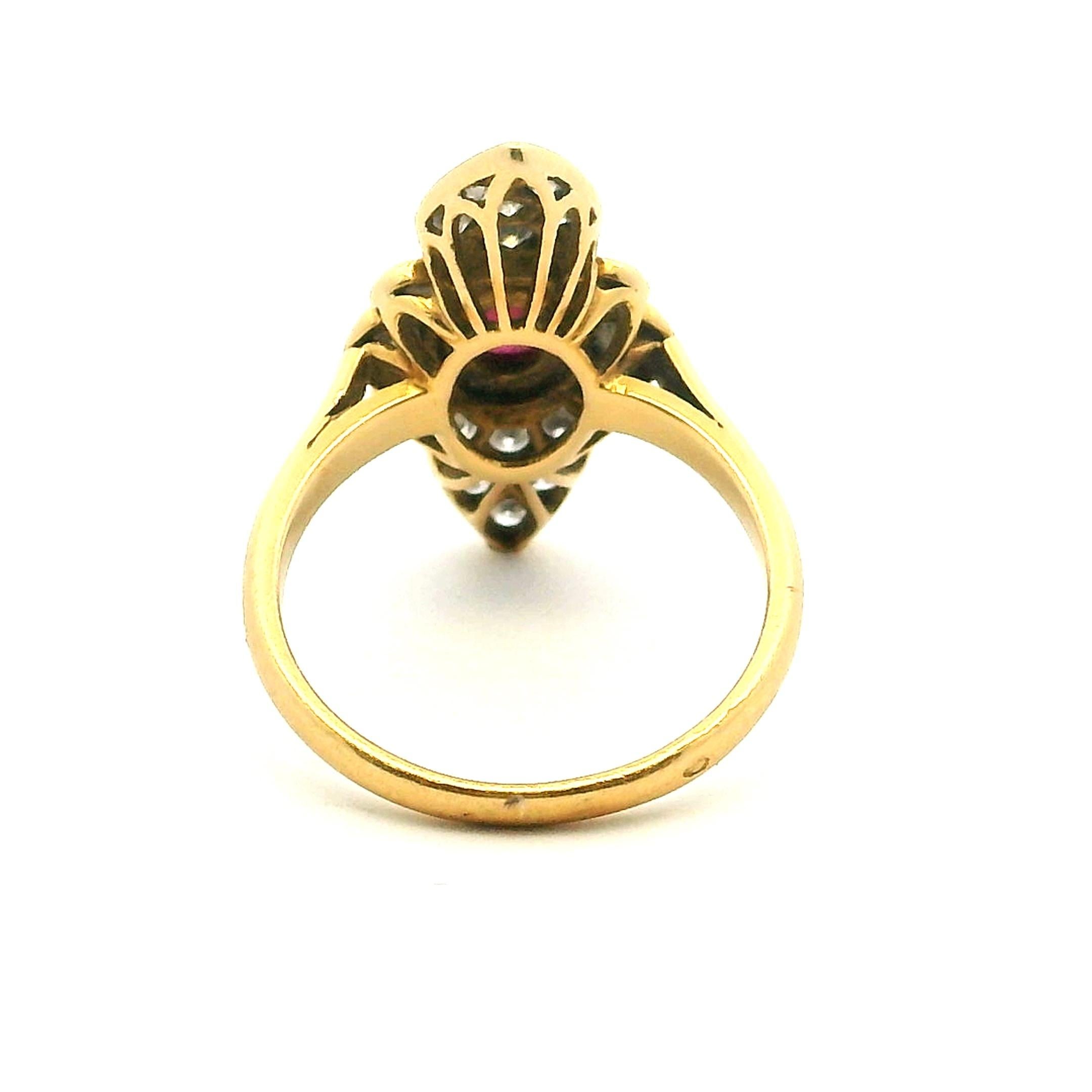Bague Art Déco des années 1980 en or jaune 18K avec rubis et diamants Pour femmes en vente