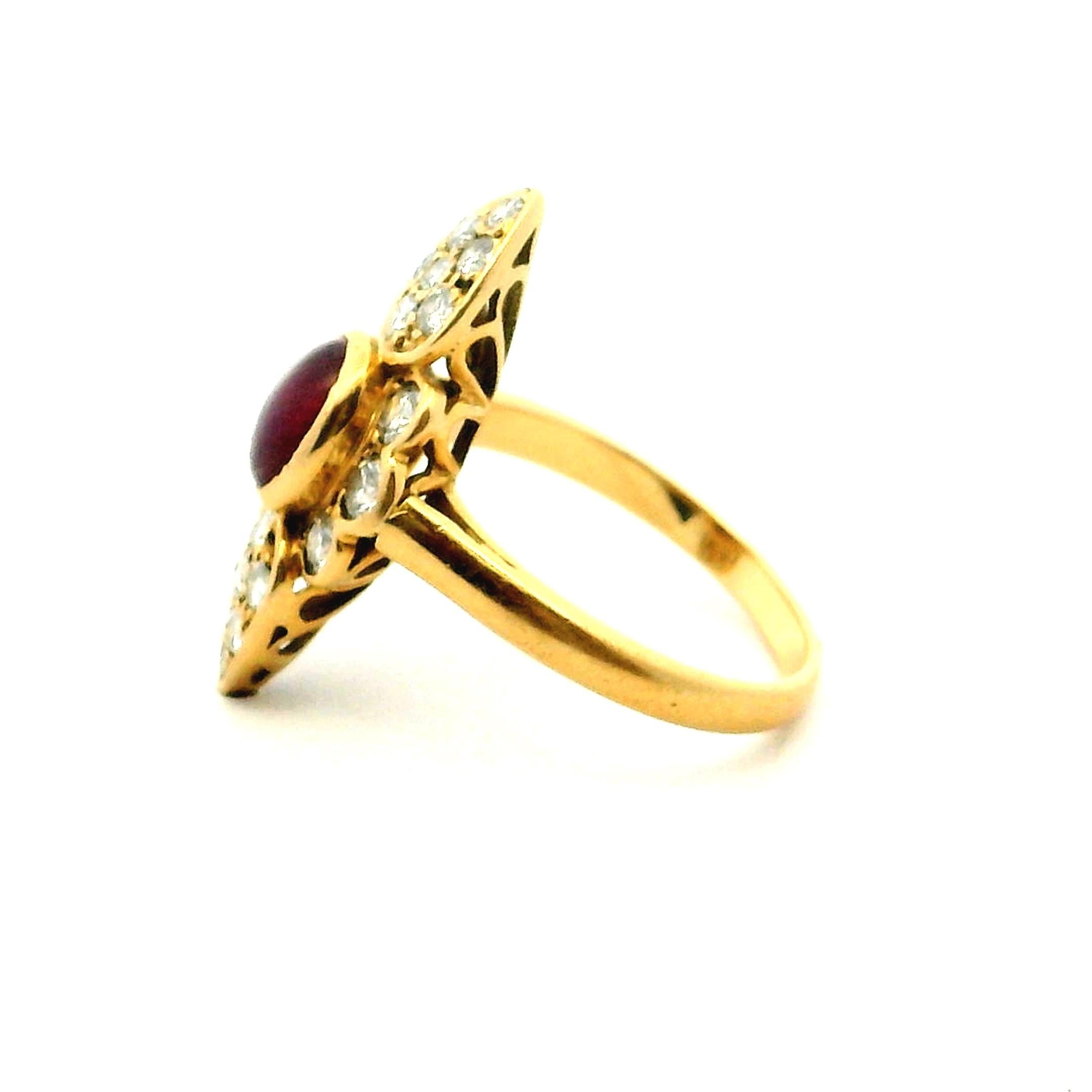 Bague Art Déco des années 1980 en or jaune 18K avec rubis et diamants en vente 3