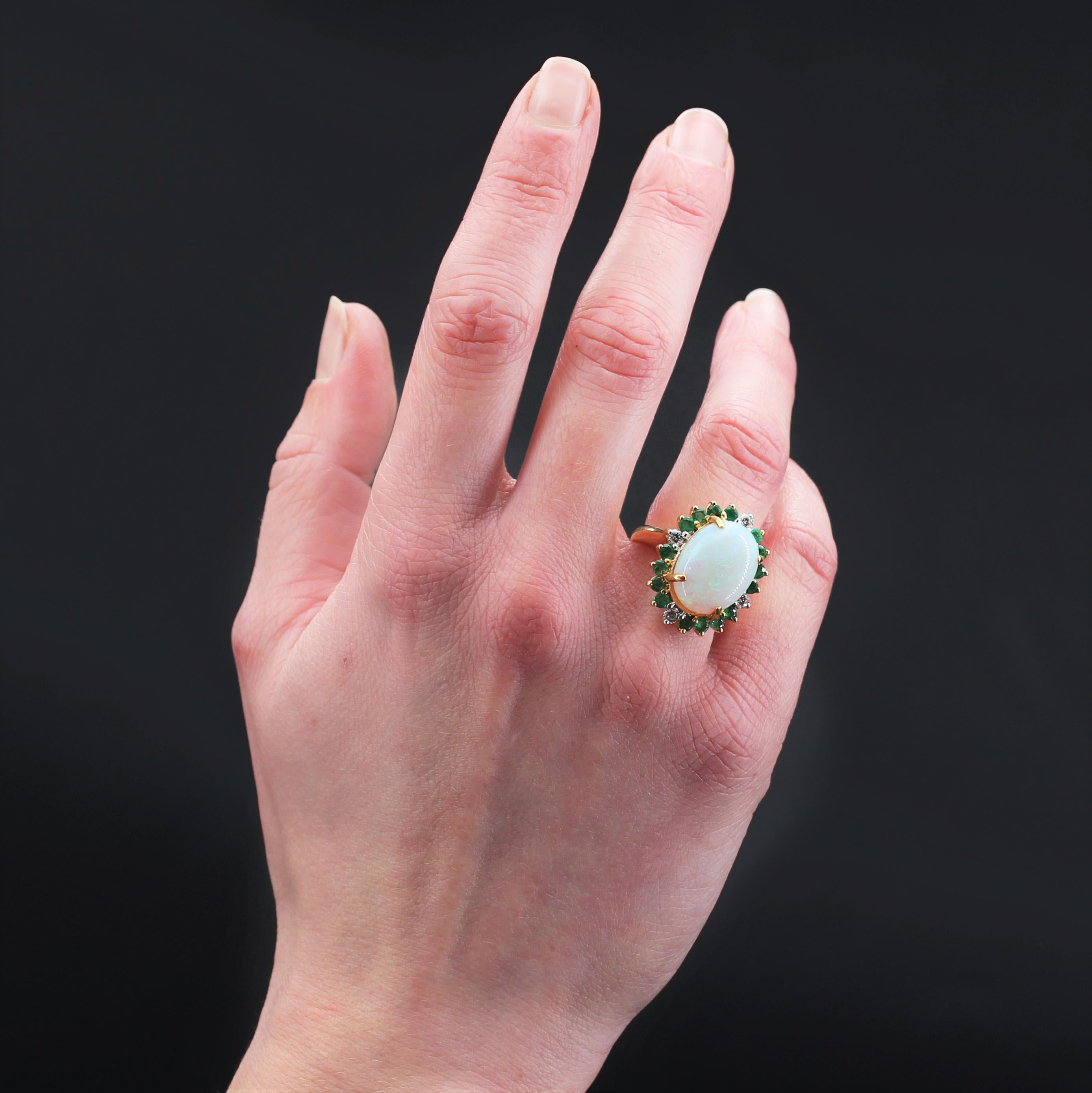 French 1980s 6.40 Carat Opal Emerald Diamond 18 Karat Yellow Gold Ring In Good Condition For Sale In Poitiers, FR