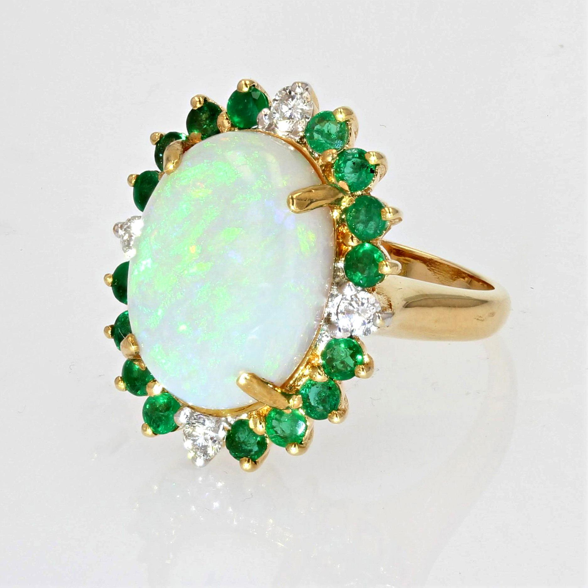 French 1980s 6.40 Carat Opal Emerald Diamond 18 Karat Yellow Gold Ring For Sale 2