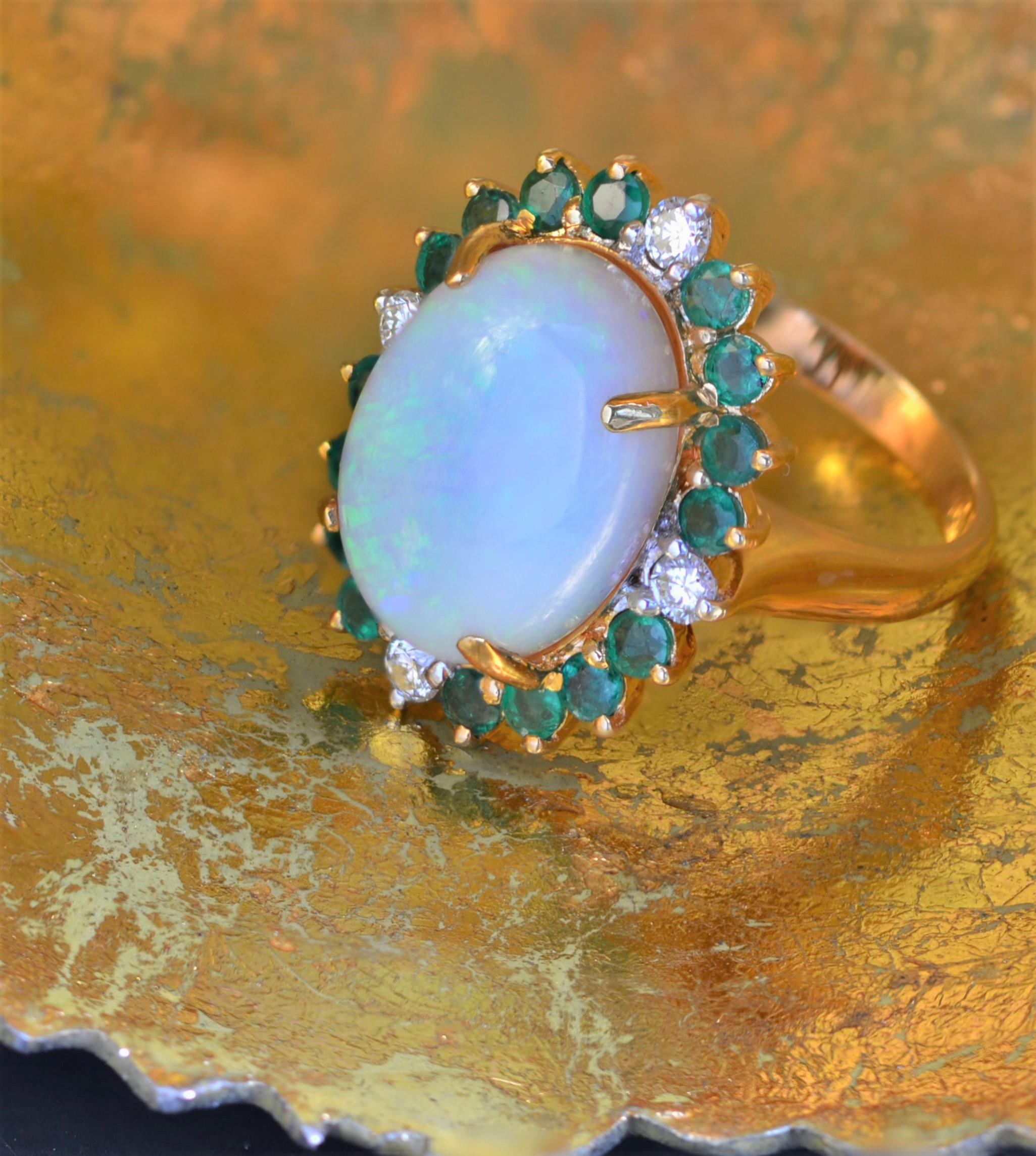 French 1980s 6.40 Carat Opal Emerald Diamond 18 Karat Yellow Gold Ring For Sale 3