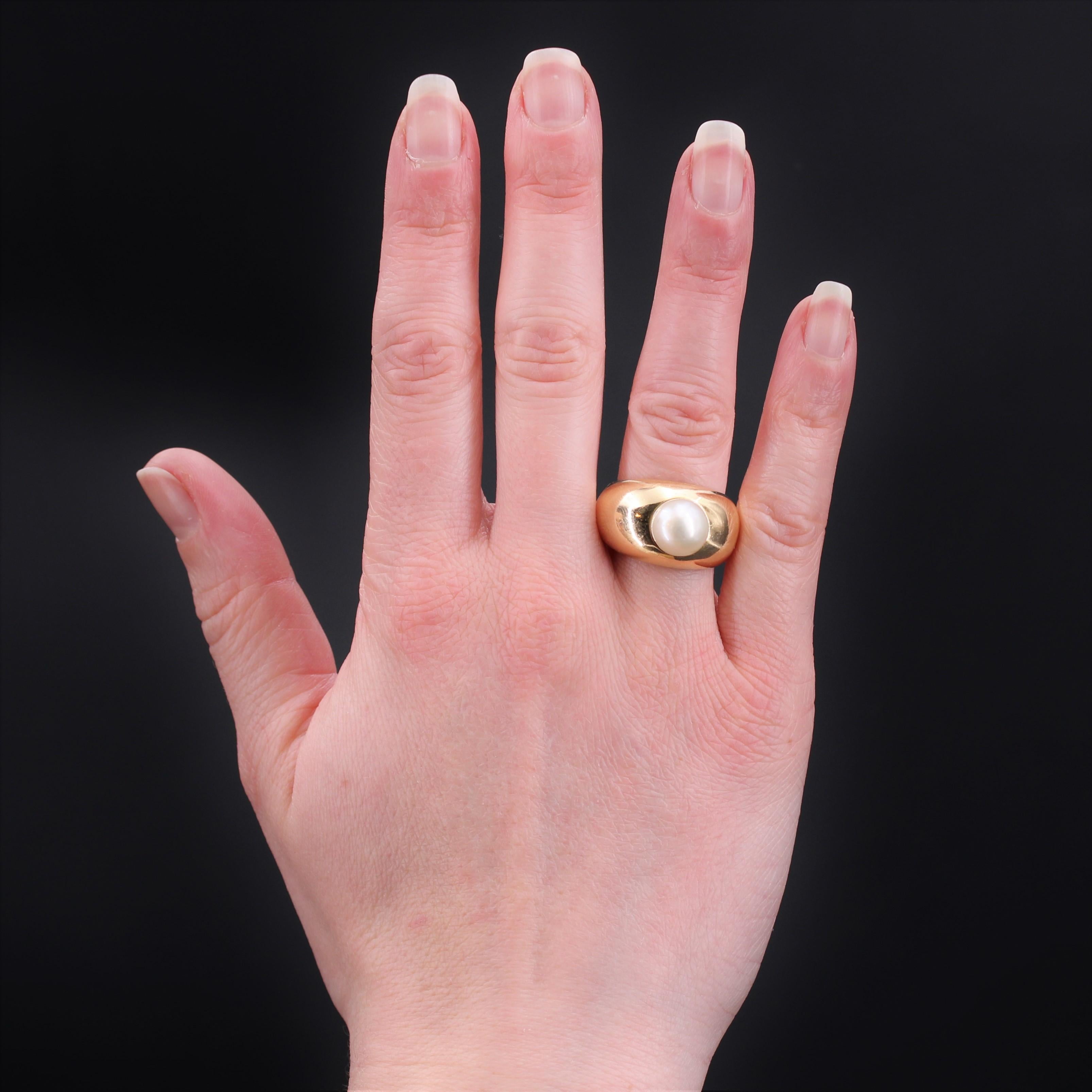 Ring in 18 karat yellow gold, owl hallmark.
Large bangle ring, it is formed of a decorated curved ring in closed setting on the top of a pearly white orient cultured button pearl.
Diameter of the pearl : 9/9.5 mm.
Height : 14 mm approximately,